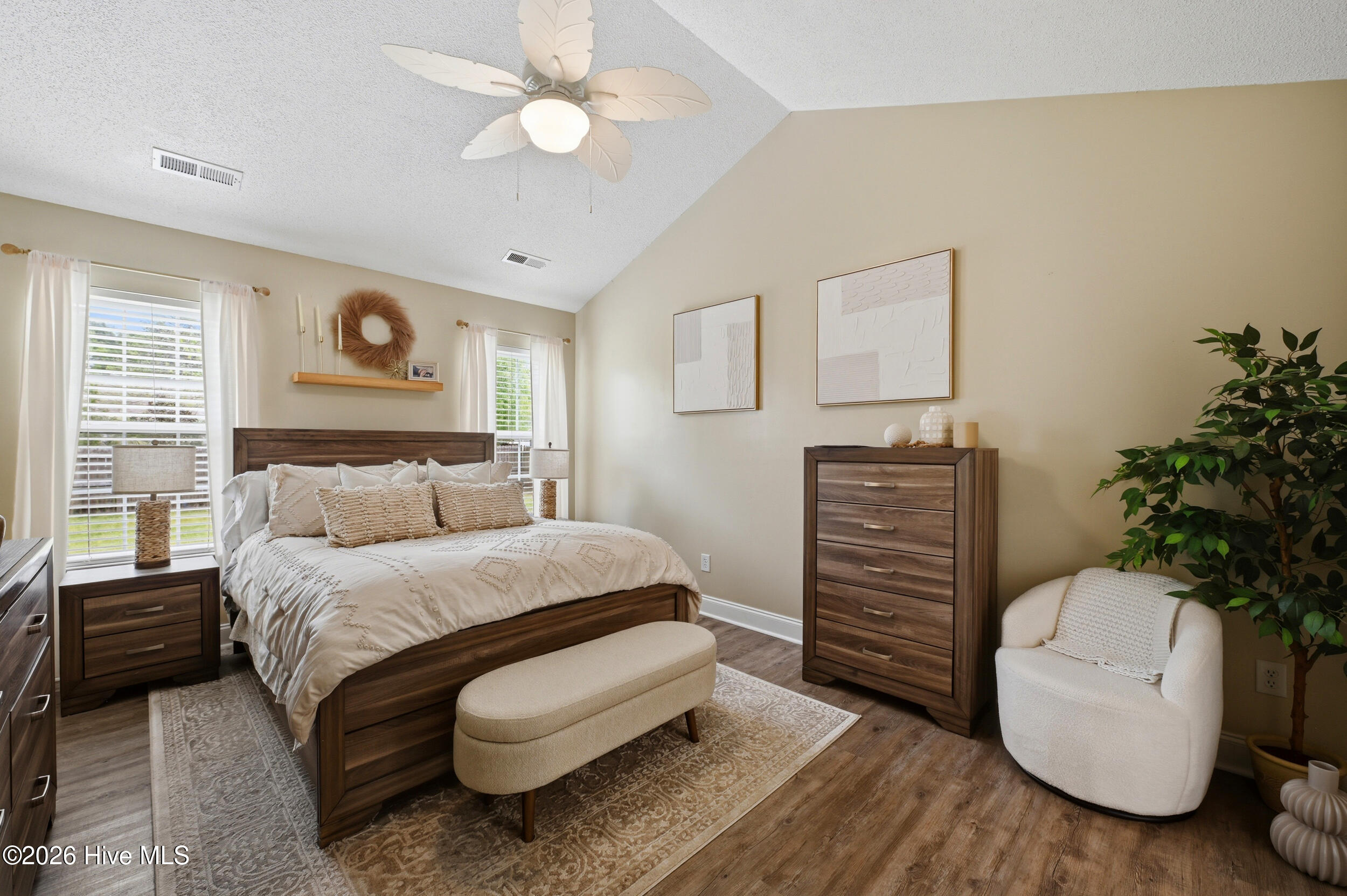 100565195 | Photo 19