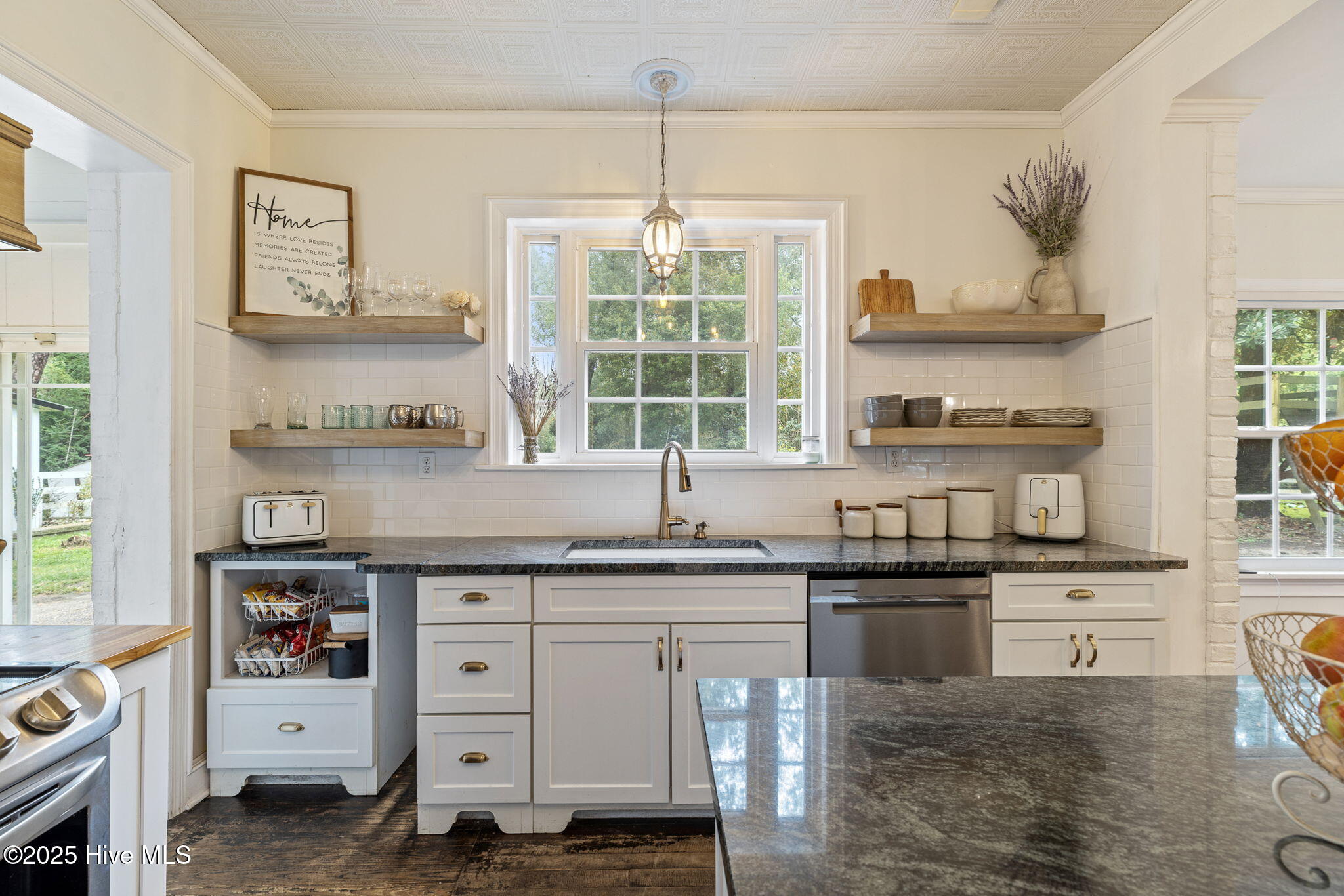 100533679 | Photo 28