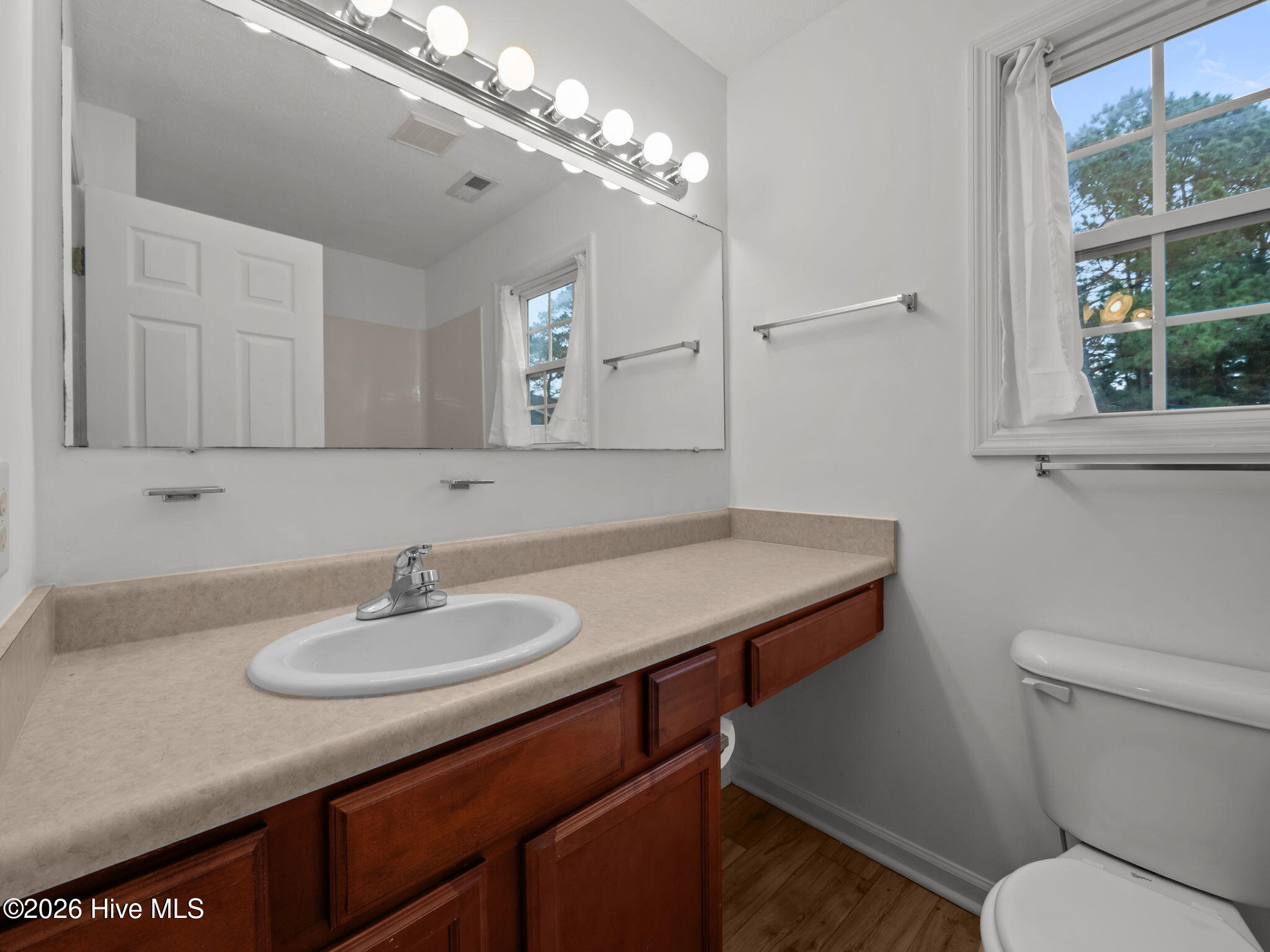 100548288 | Photo 47