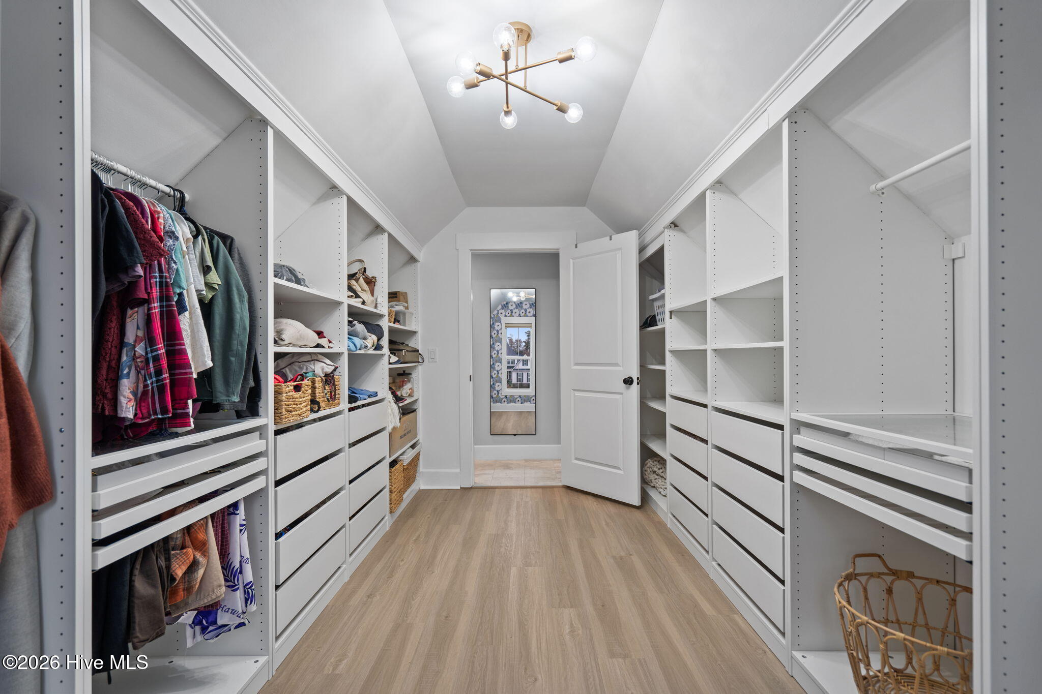 100549684 | Photo 34