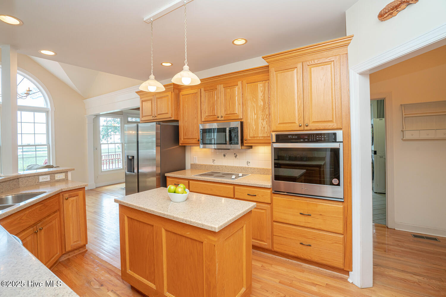 100510807 | Photo 24