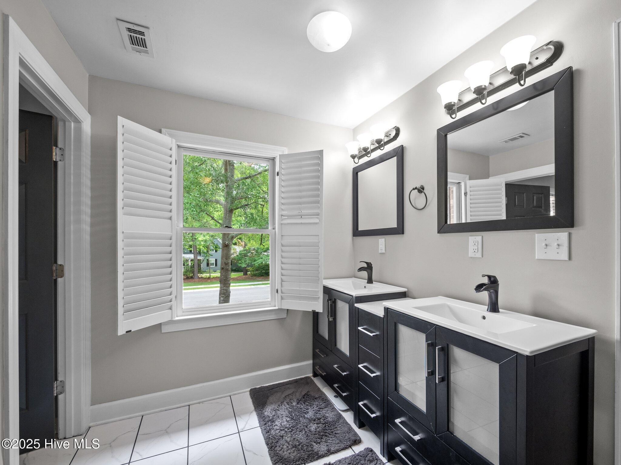 100569850 | Photo 46