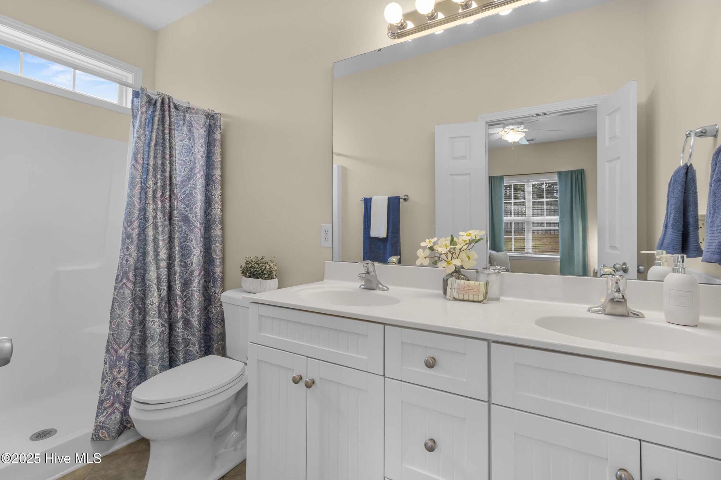 100536590 | Photo 26