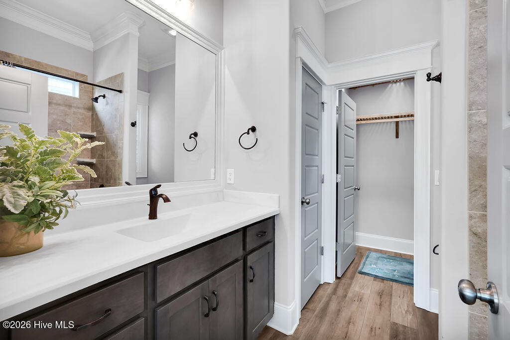 100562882 | Photo 32