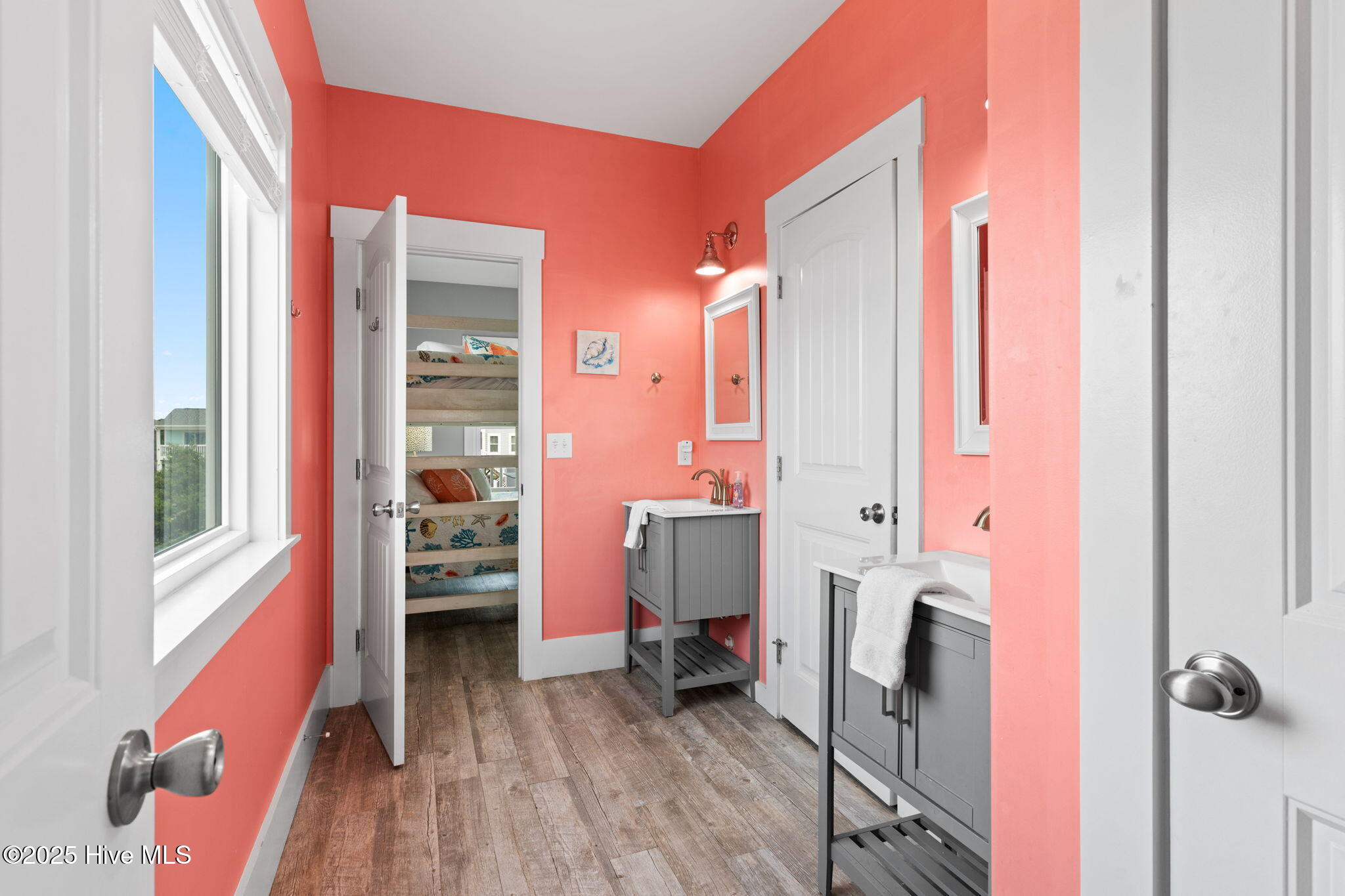 100528214 | Photo 47