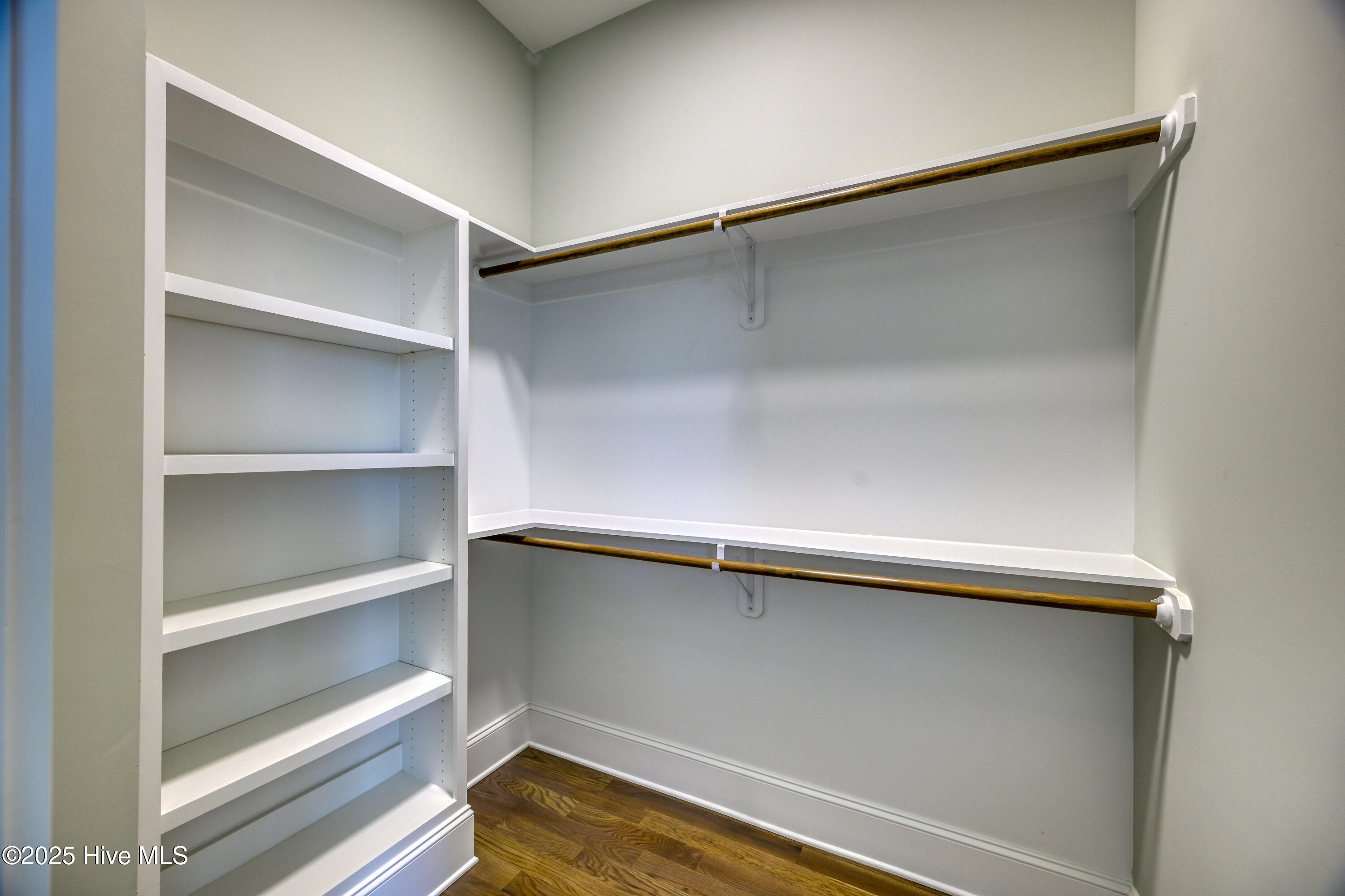 100516070 | Photo 43