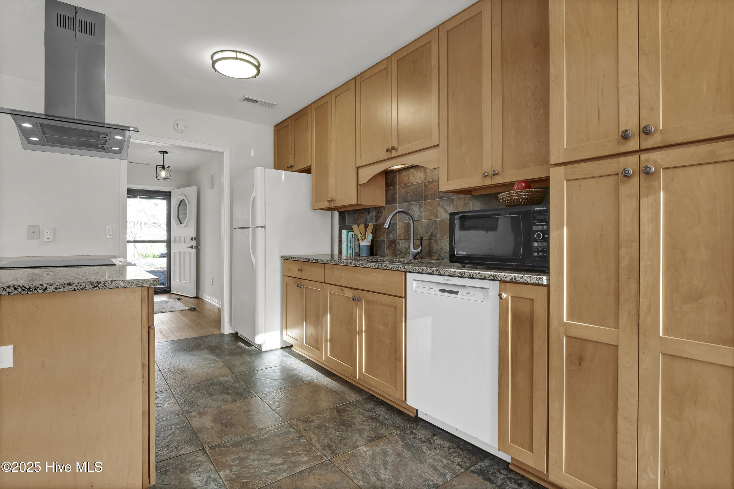 100543465 | Photo 11