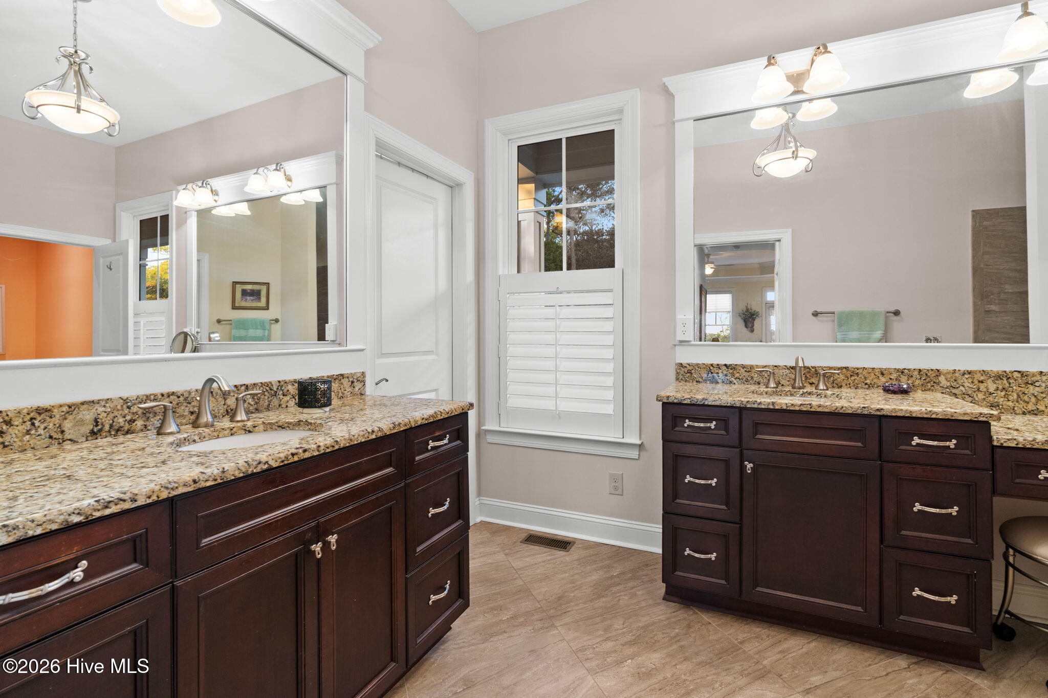 100549947 | Photo 36