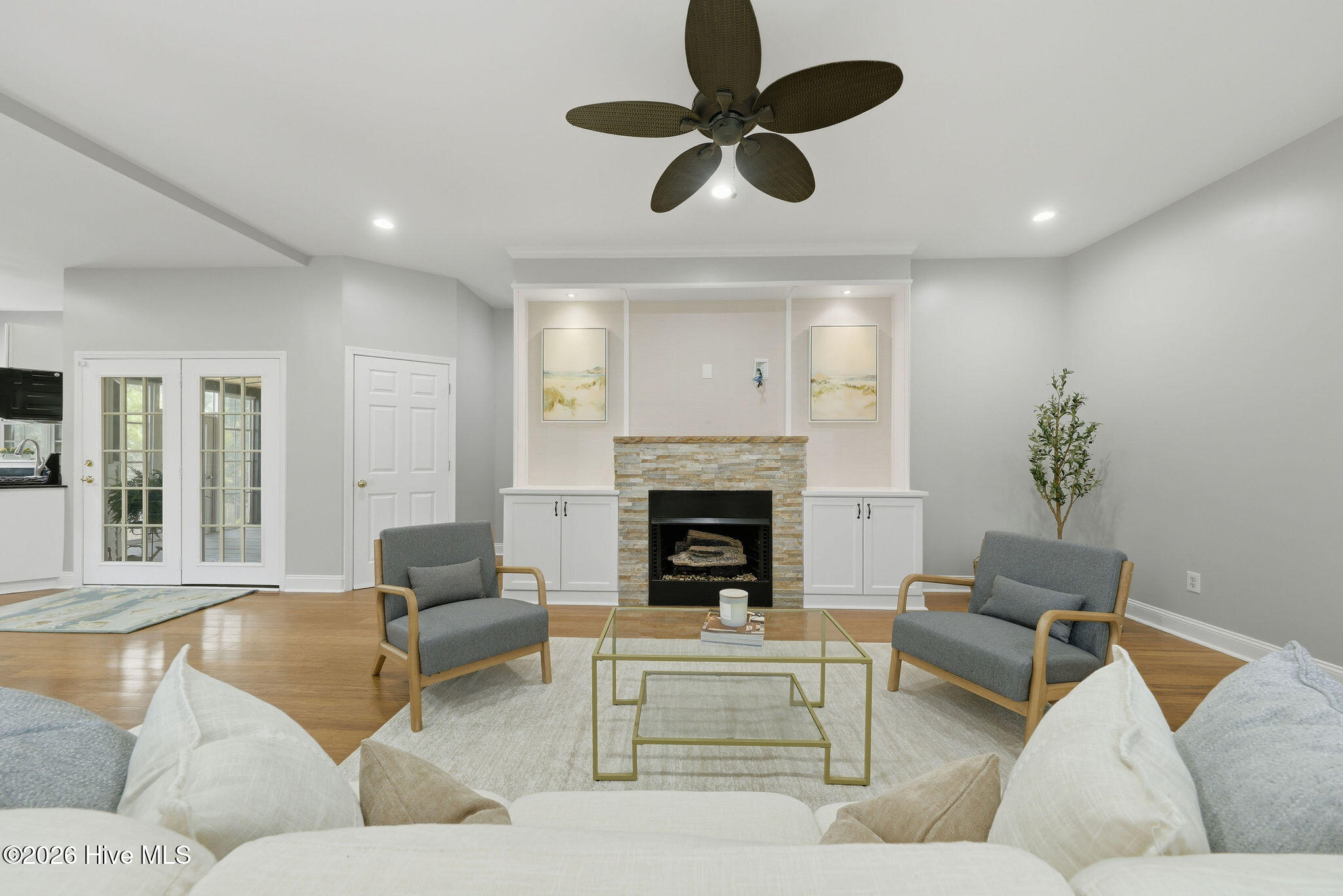 100565537 | Photo 53