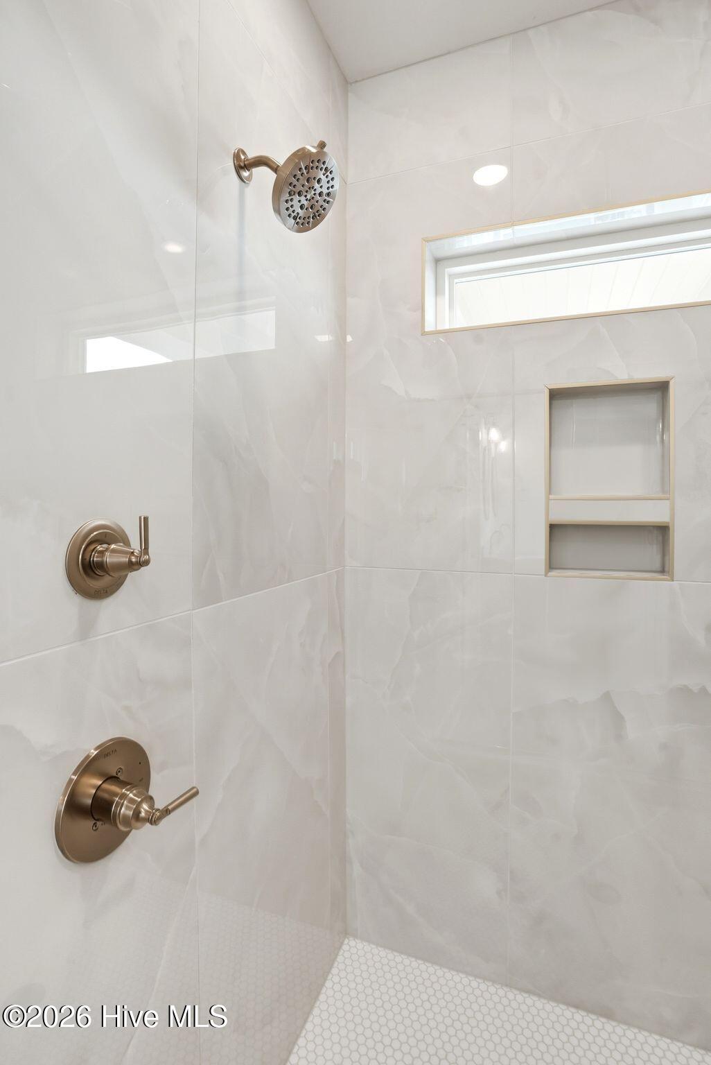 100561284 | Photo 86