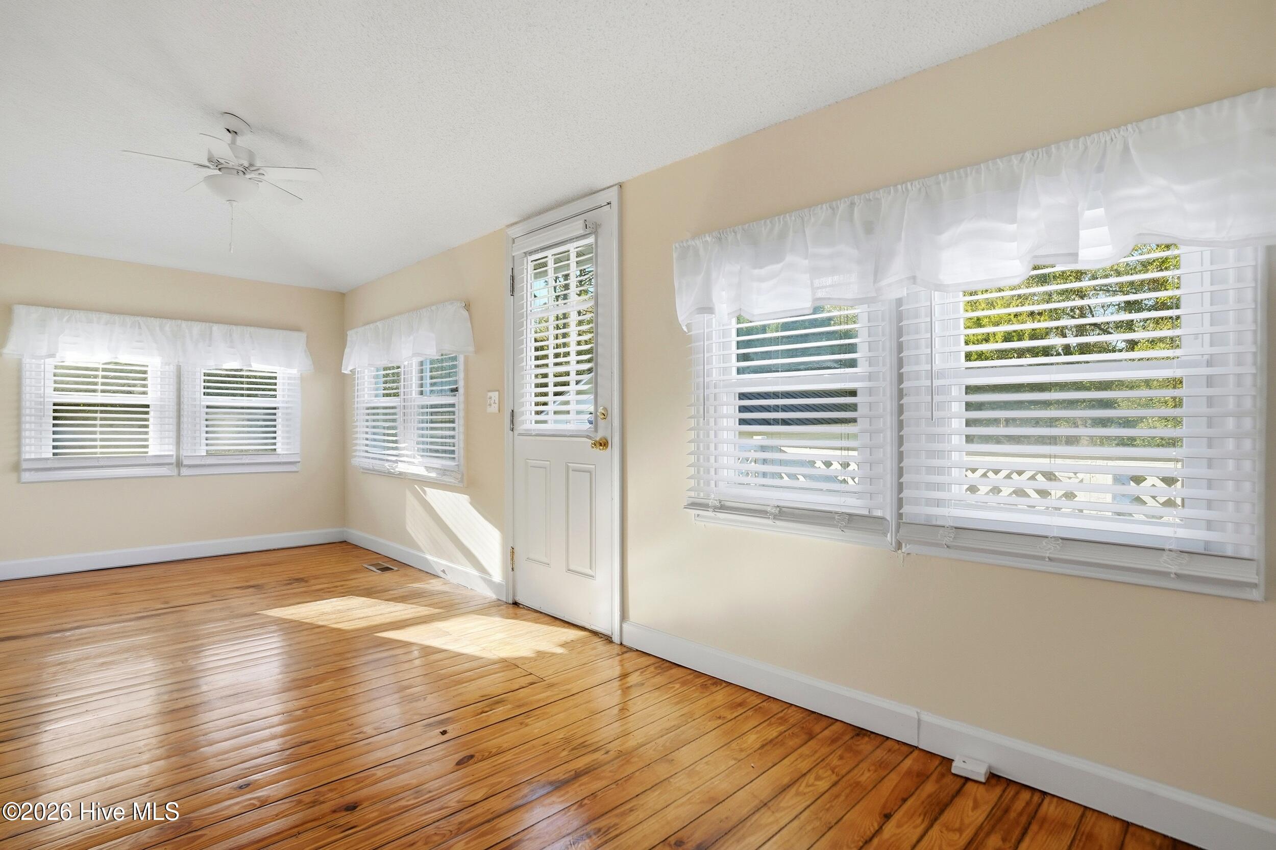 100554357 | Photo 23