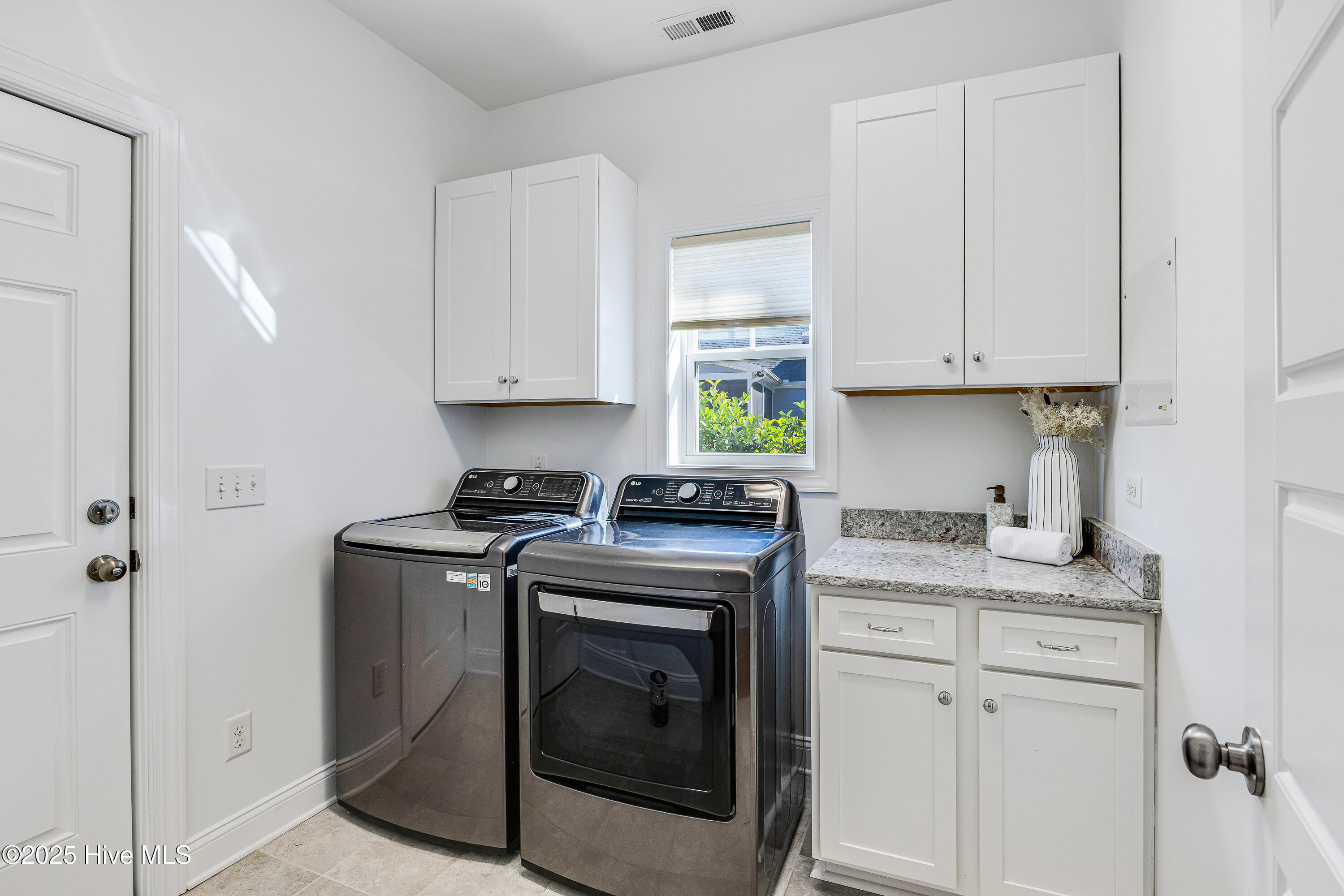 100542174 | Photo 40