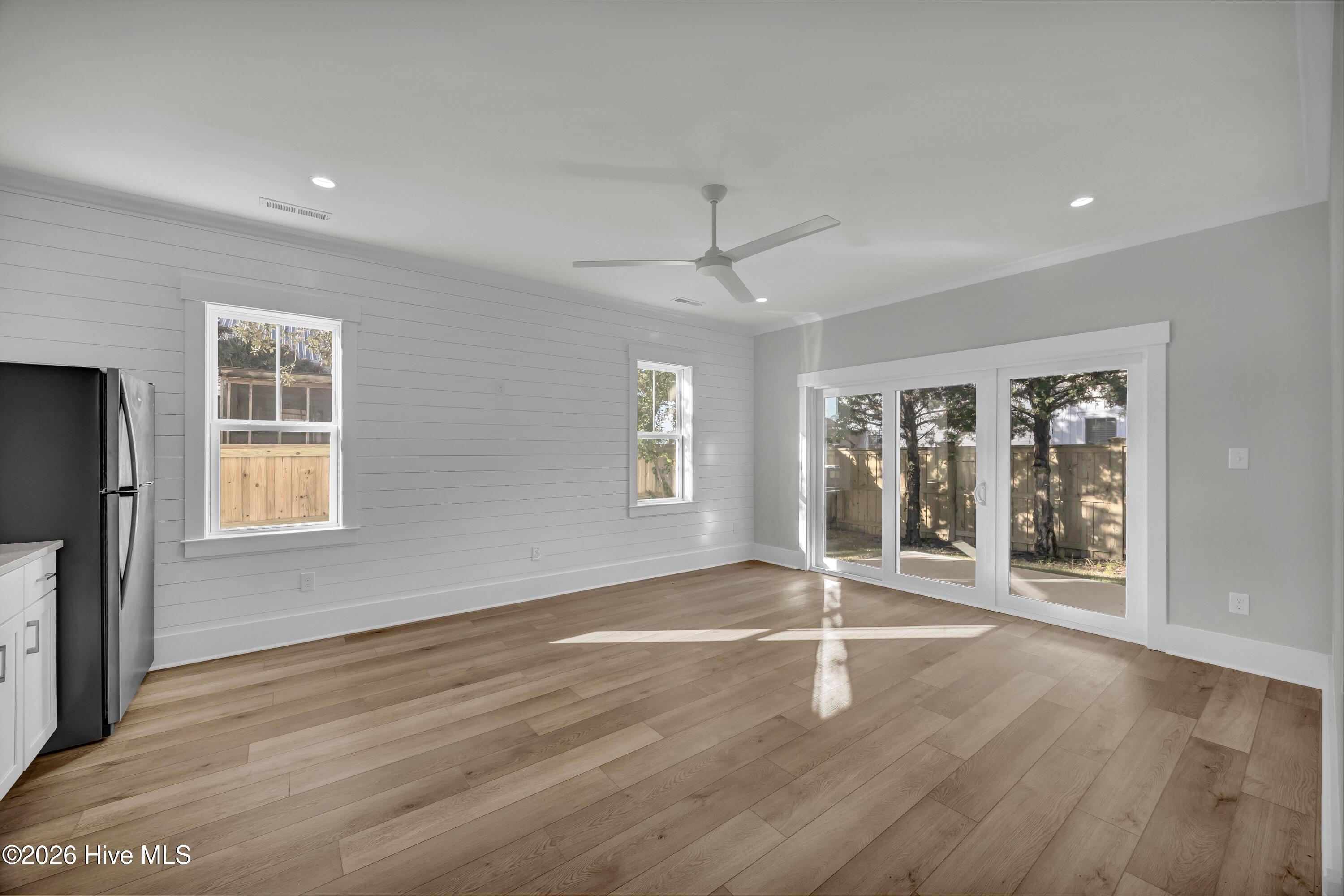 100547771 | Photo 33