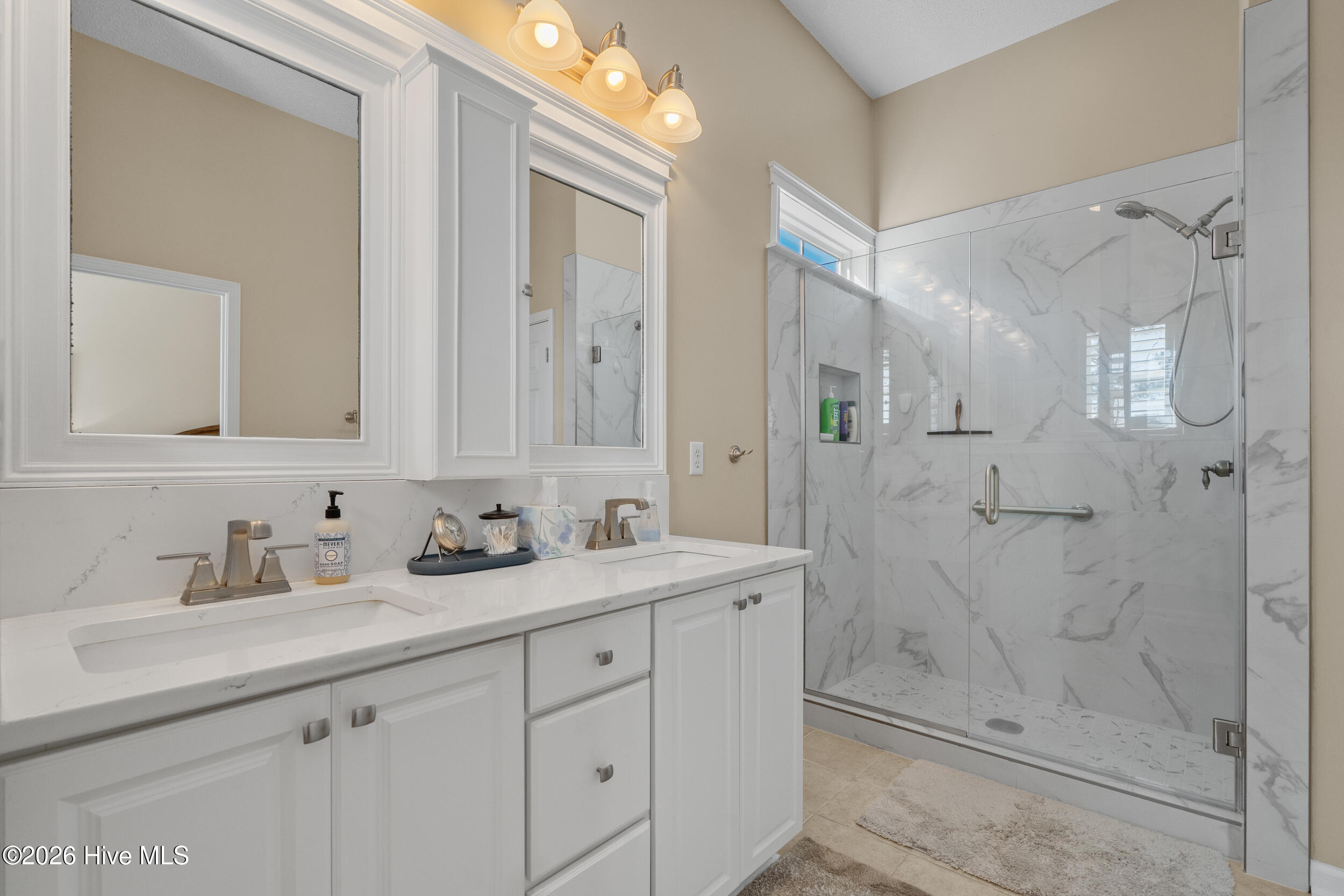 100562185 | Photo 18