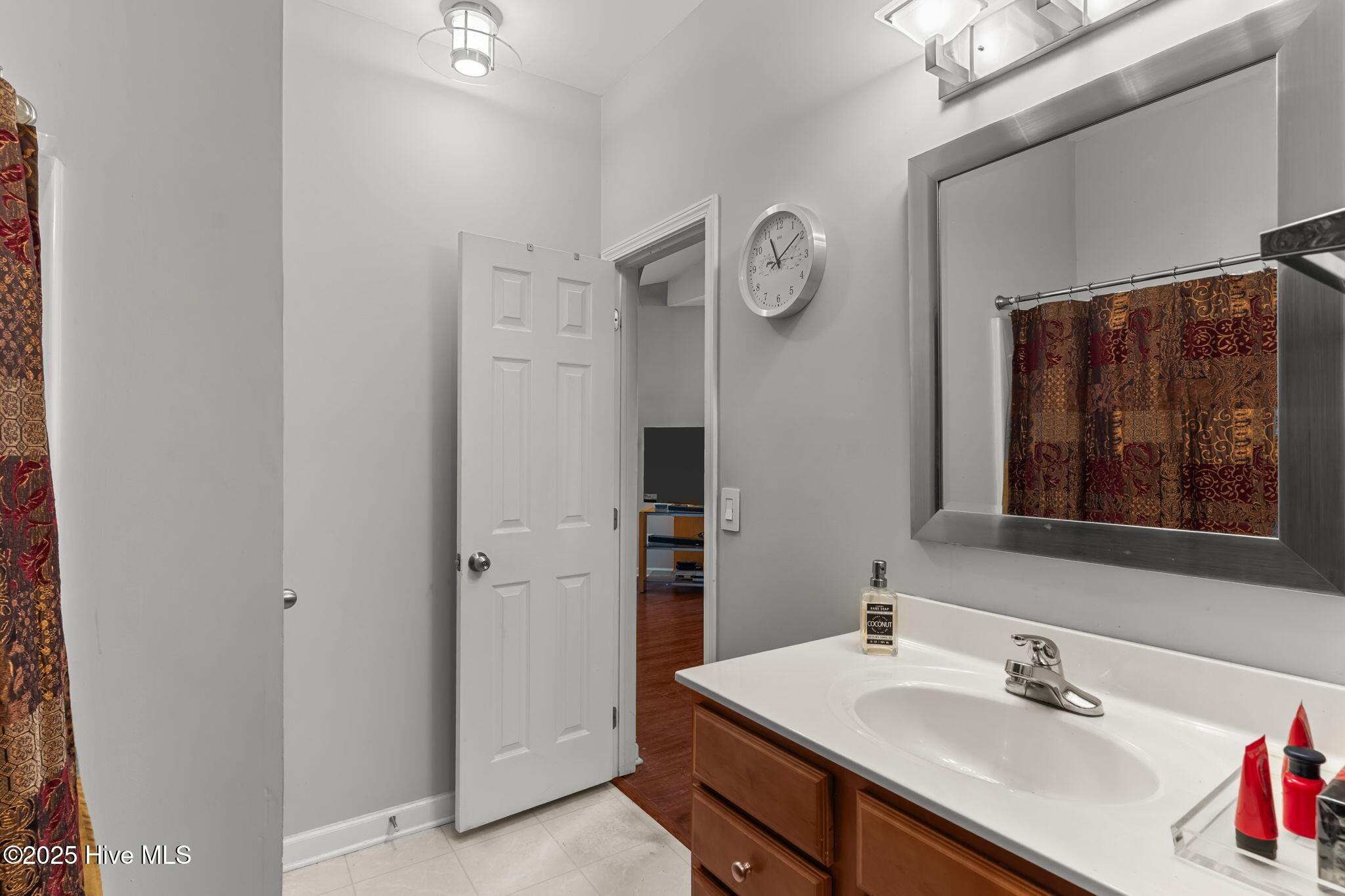 100532353 | Photo 30