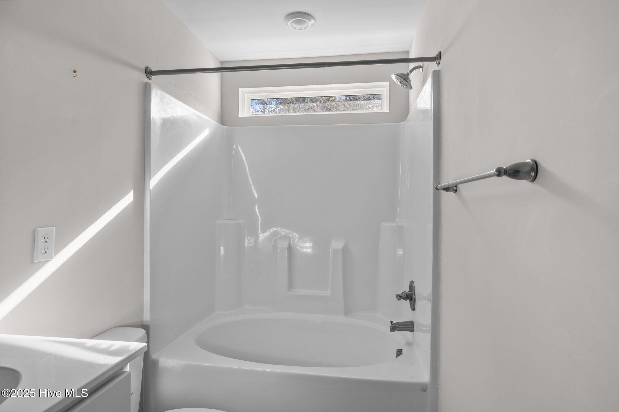 100563898 | Photo 25