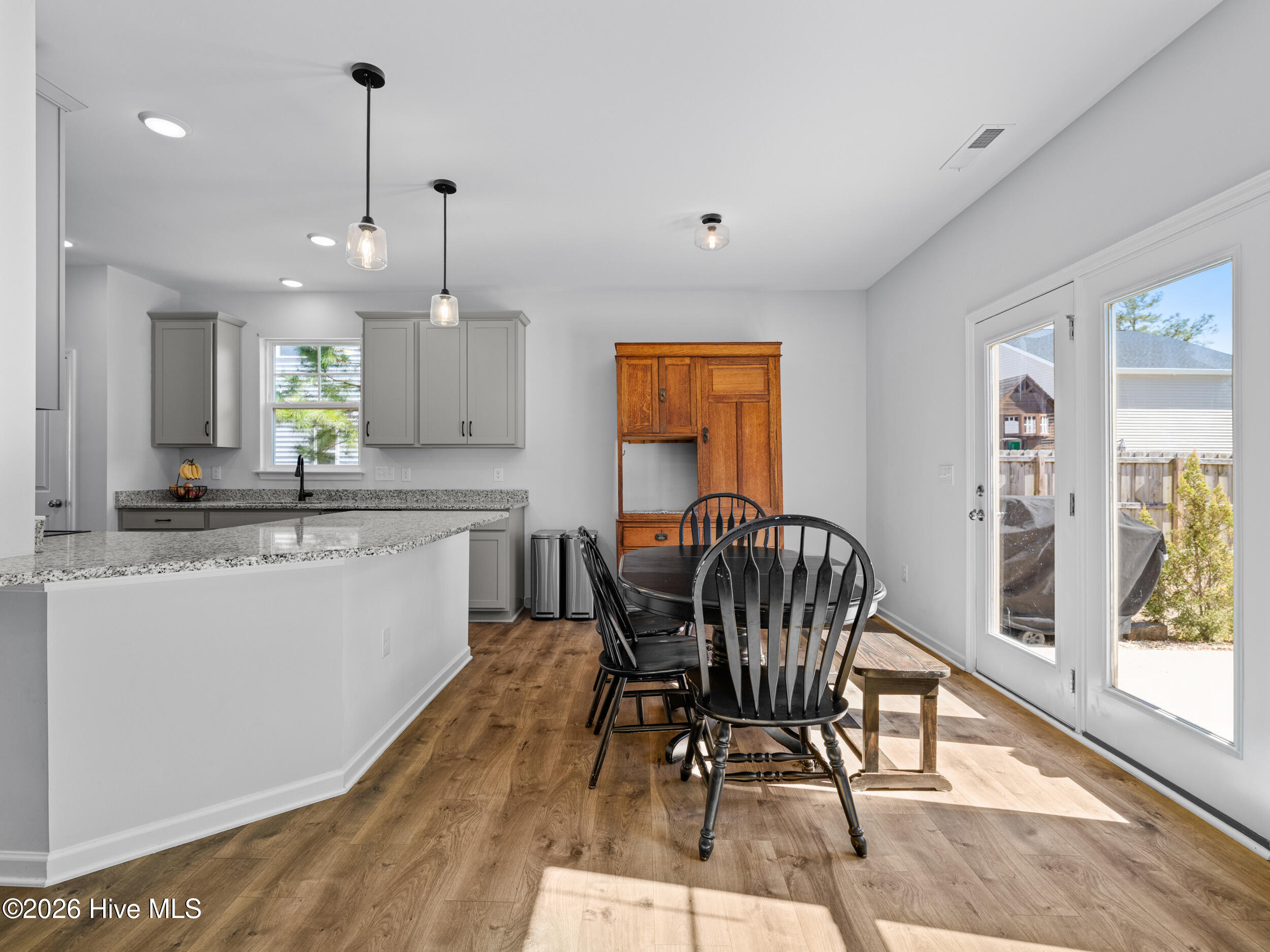 100557695 | Photo 25