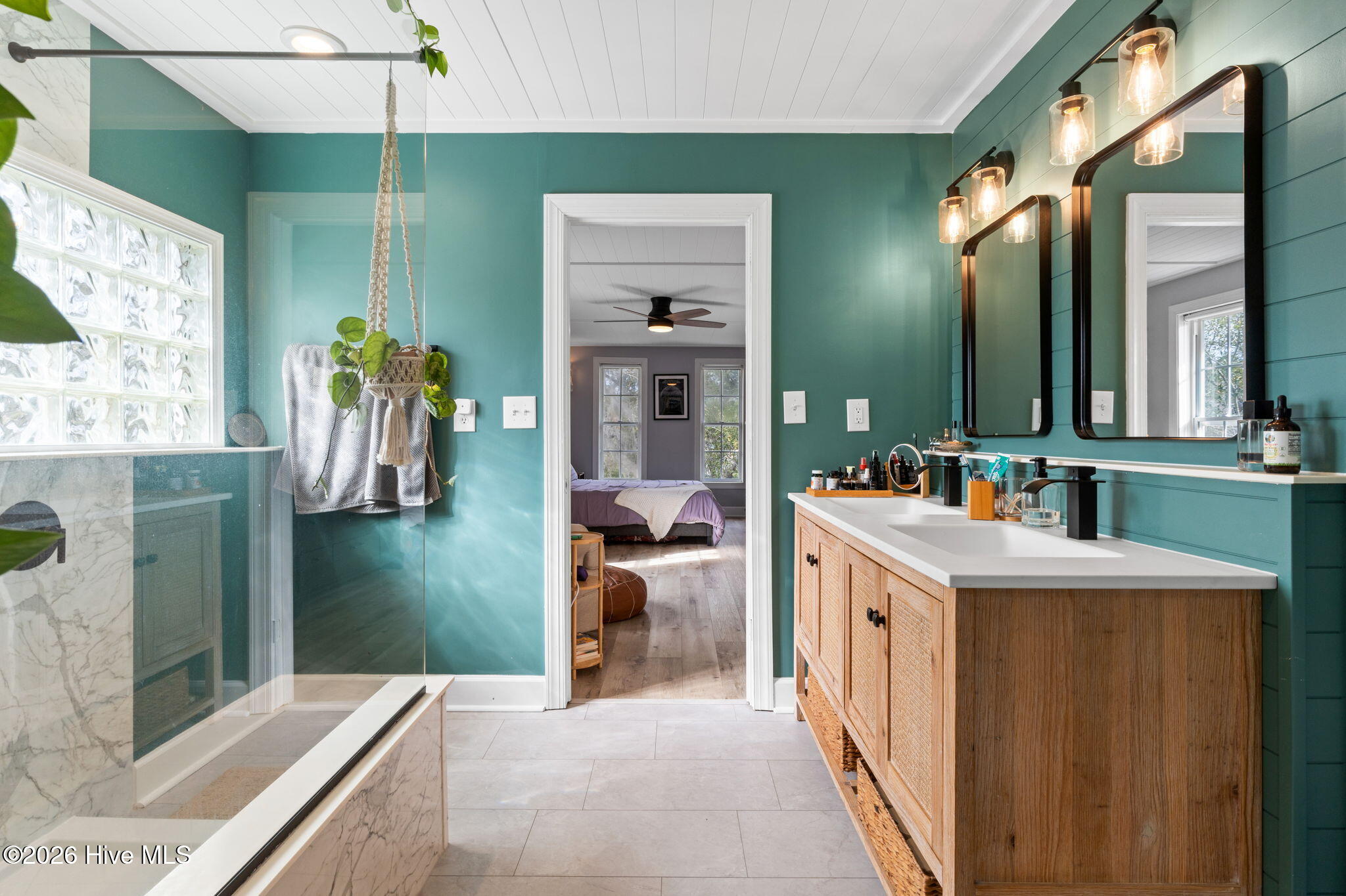 100560277 | Photo 17