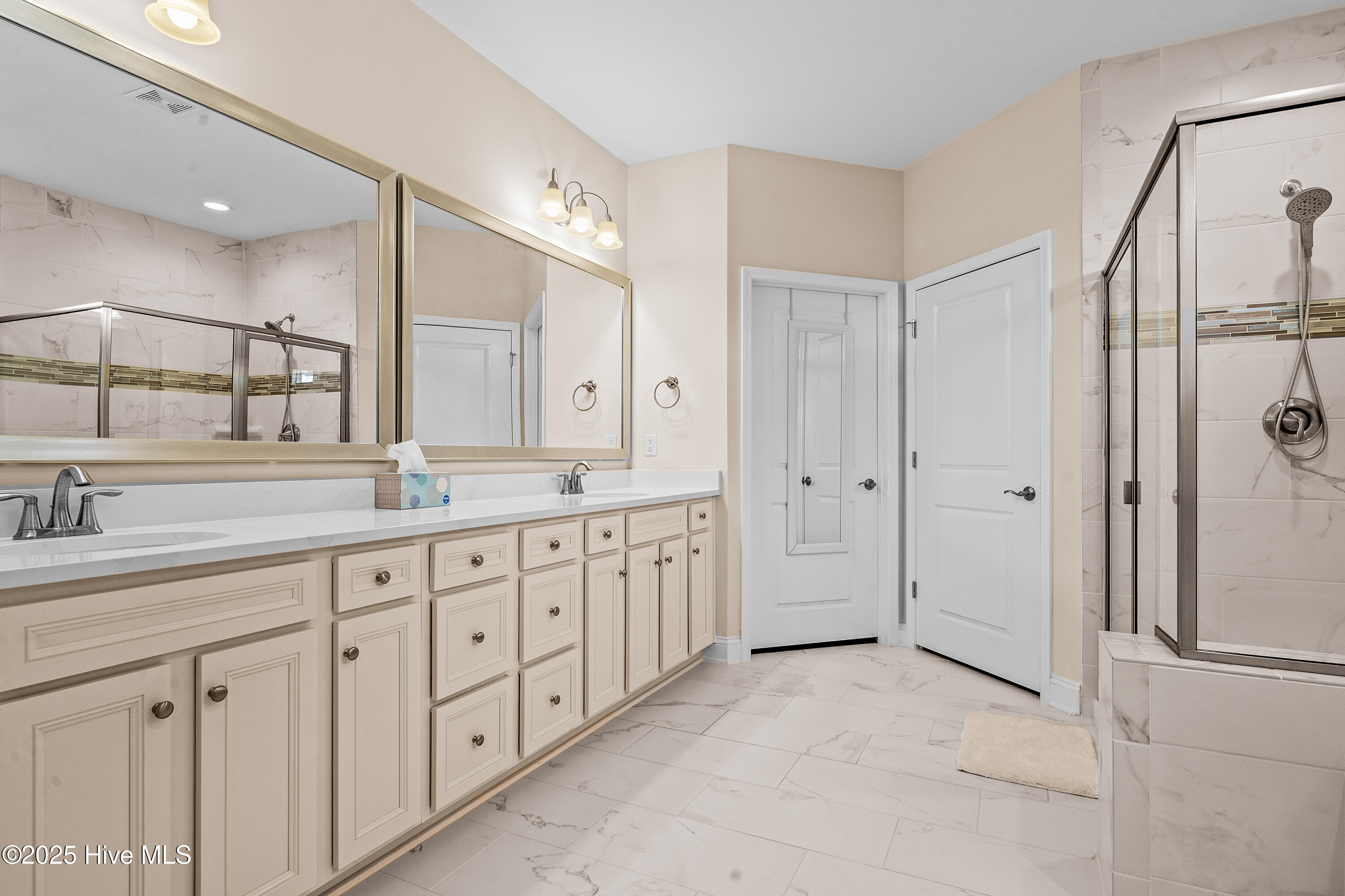 100502305 | Photo 24