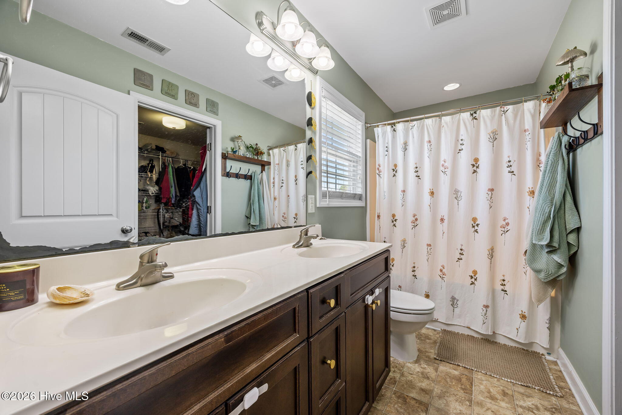 100560368 | Photo 23