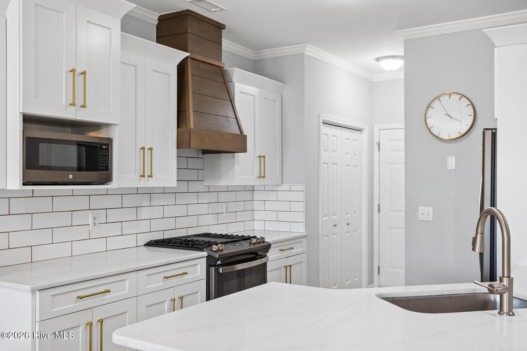 100557830 | Photo 11