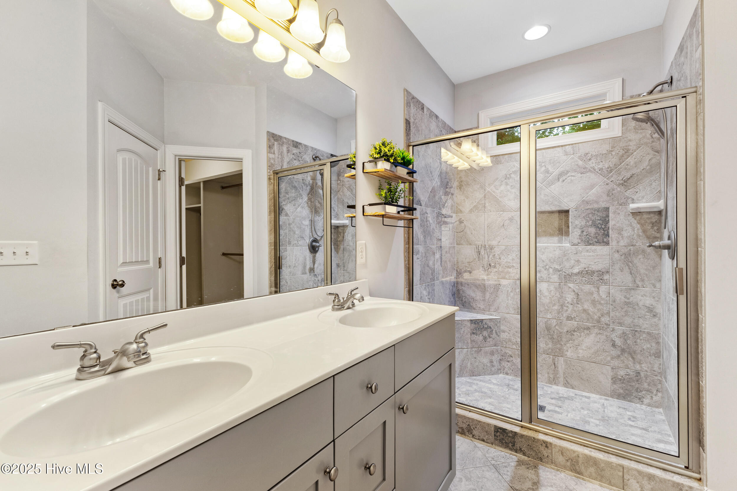 100533307 | Photo 23