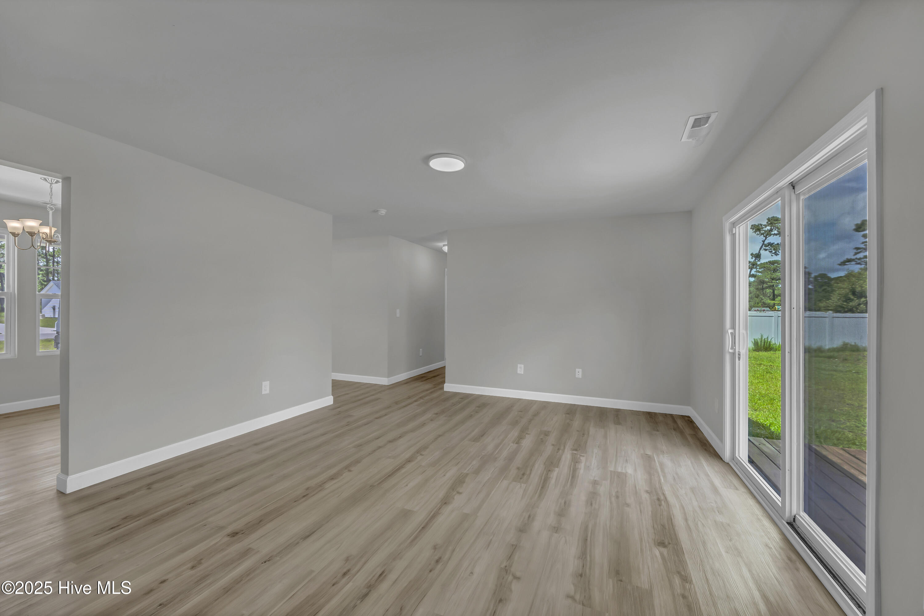 100518131 | Photo 19