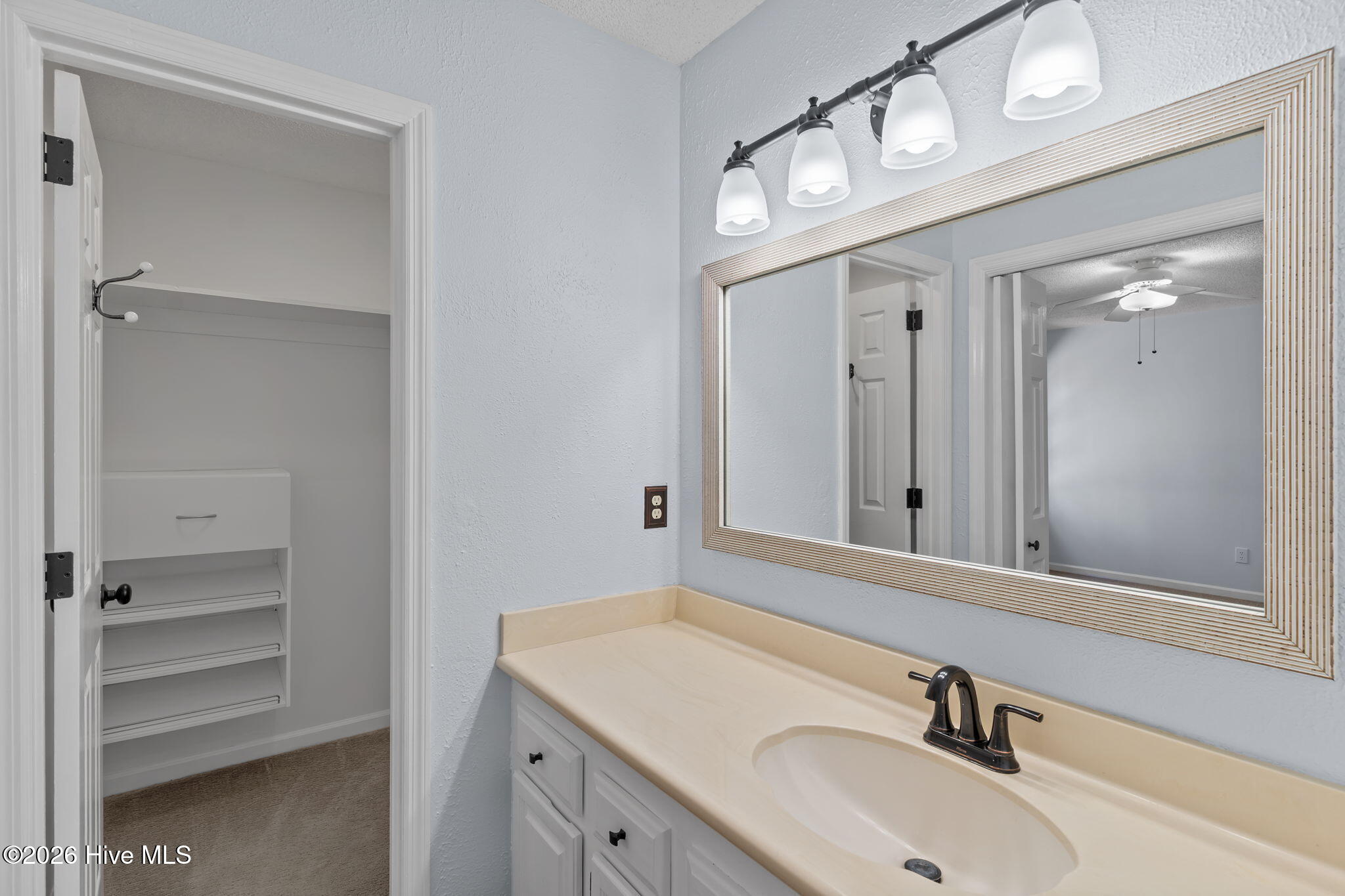 100556740 | Photo 23