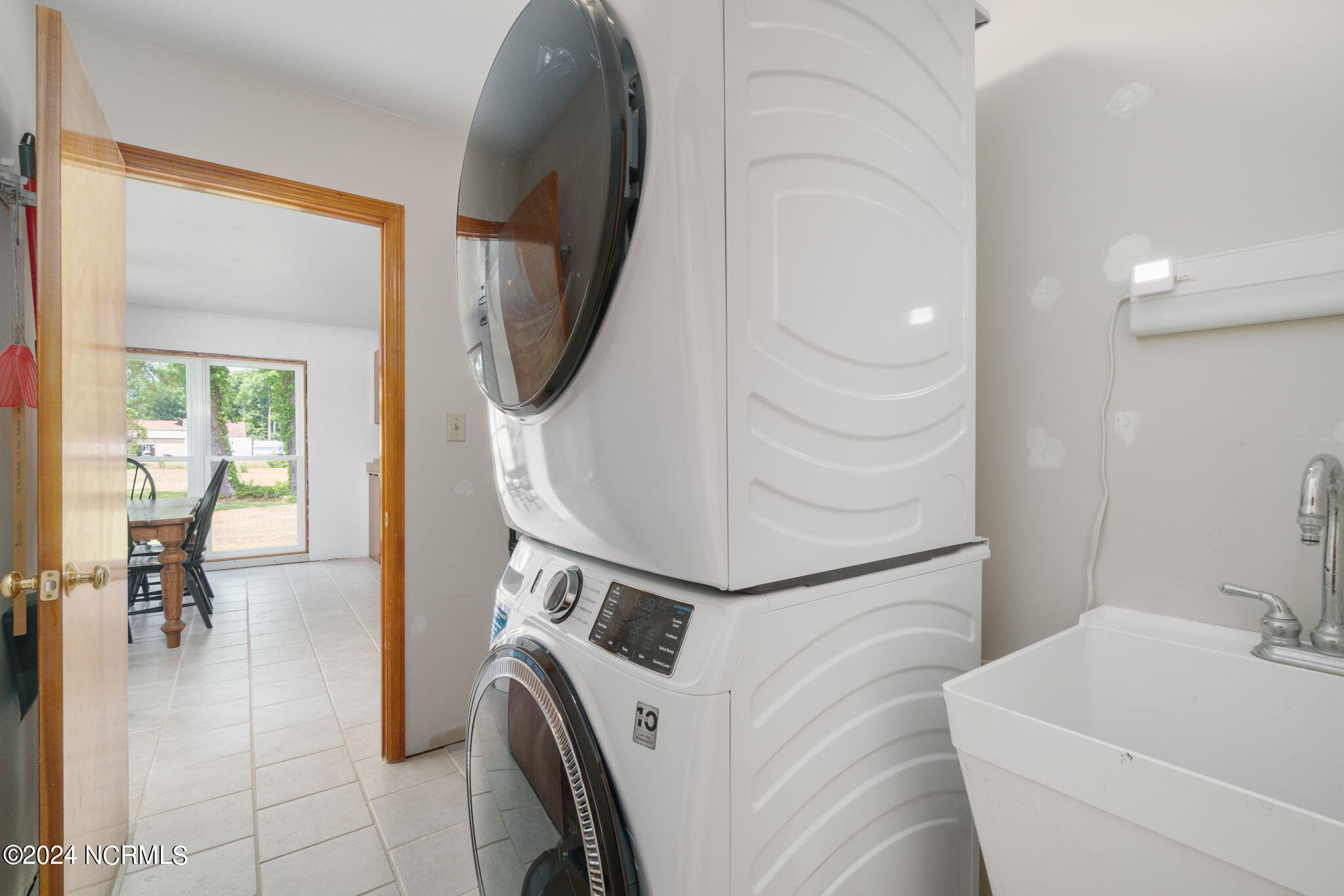Laundry room w/ full bathroom