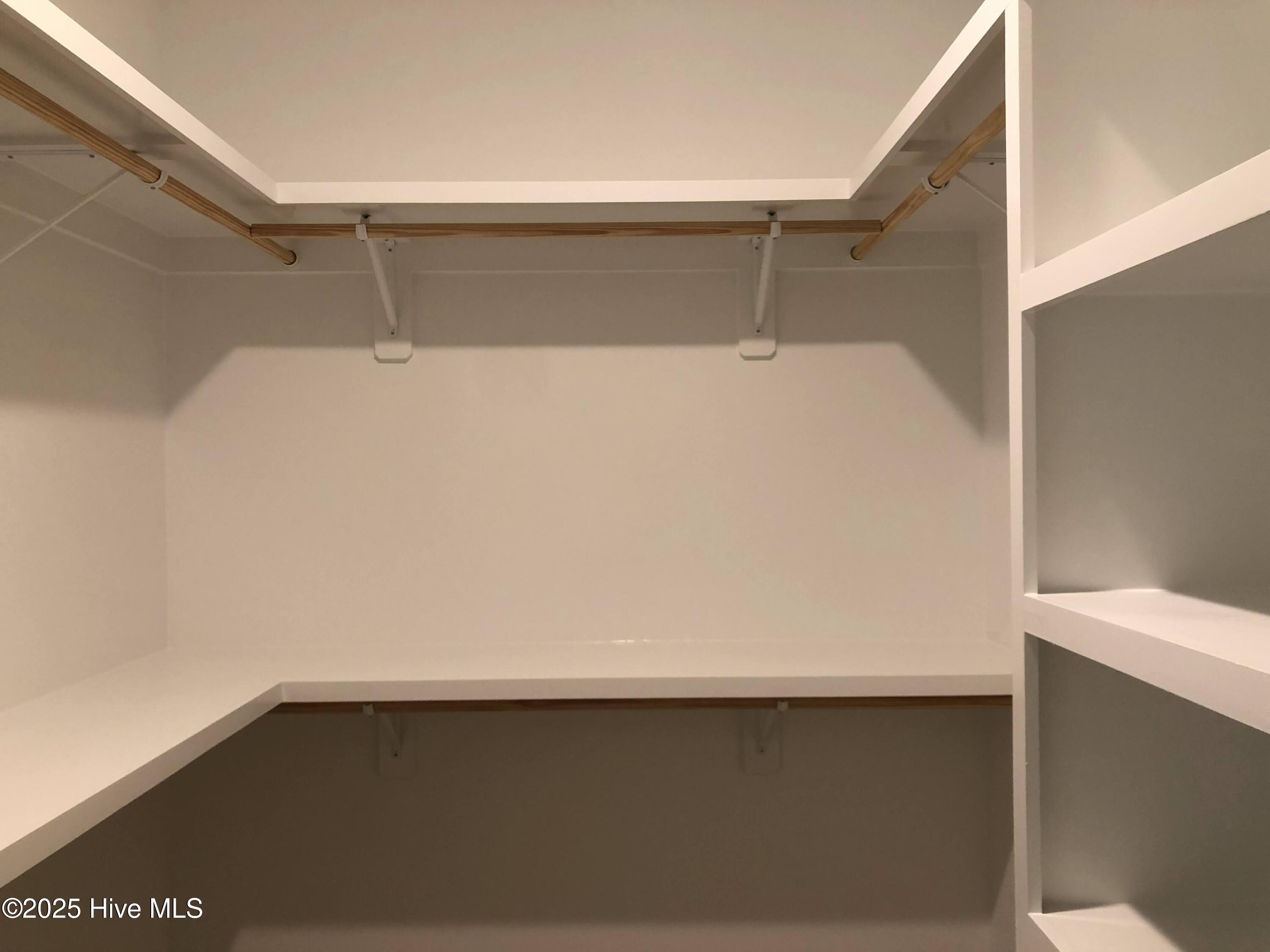 100530323 | Photo 19