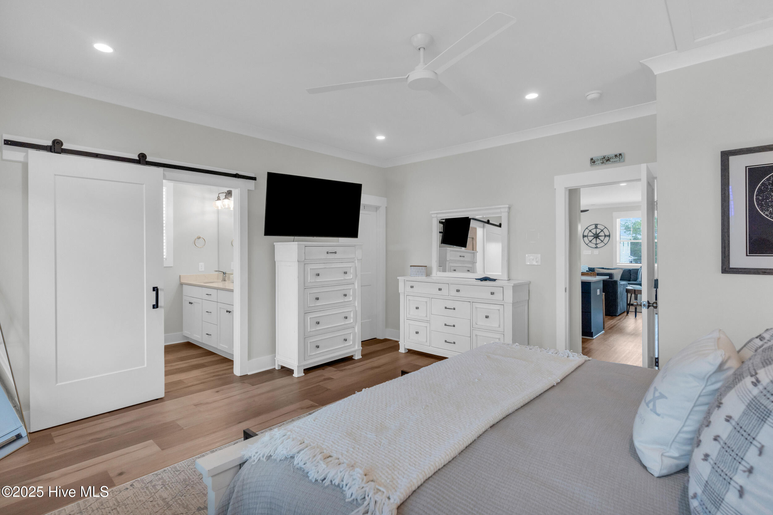 100565755 | Photo 13