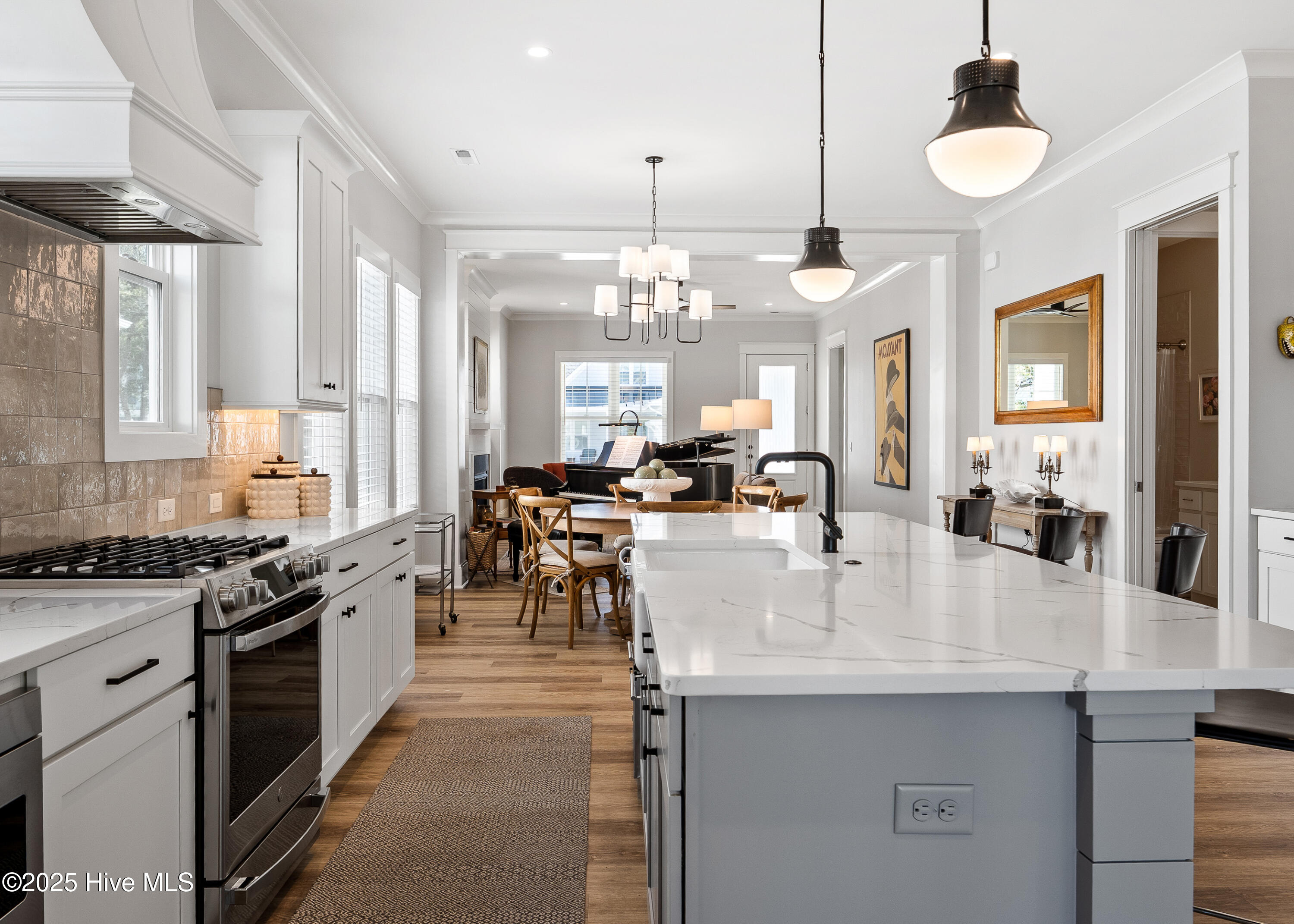 100543800 | Photo 11