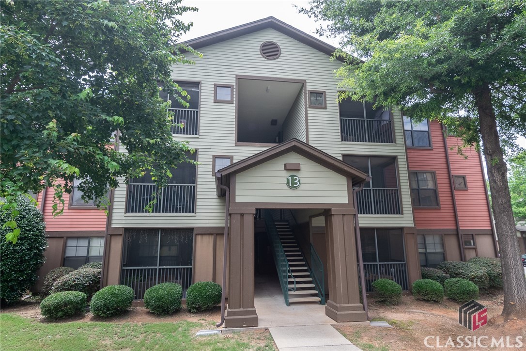 Experience modern student living at The Lodge of Athens! Each of the two bedrooms offer private bathrooms and closet, complemented by a full kitchen, in-unit washer and dryer, and a screened-in porch. Enjoy community amenities like a resort-style pool, fitness center, study rooms, and a private shuttle to UGA campus and downtown Athens.