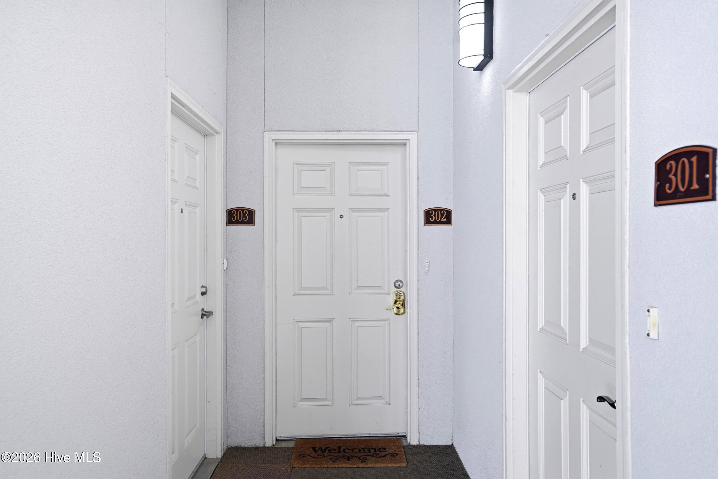 100570172 | Photo 30