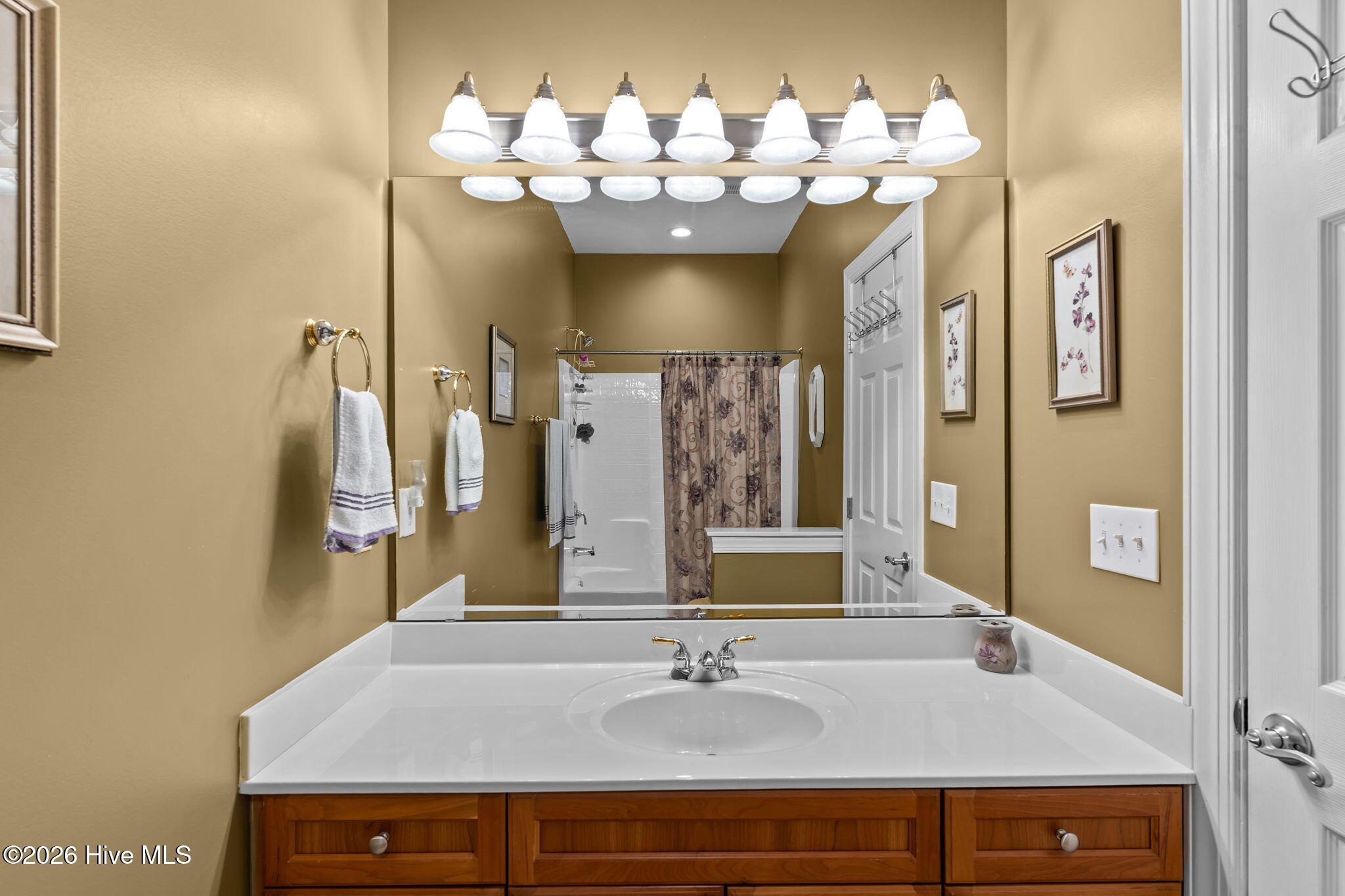 100548977 | Photo 28