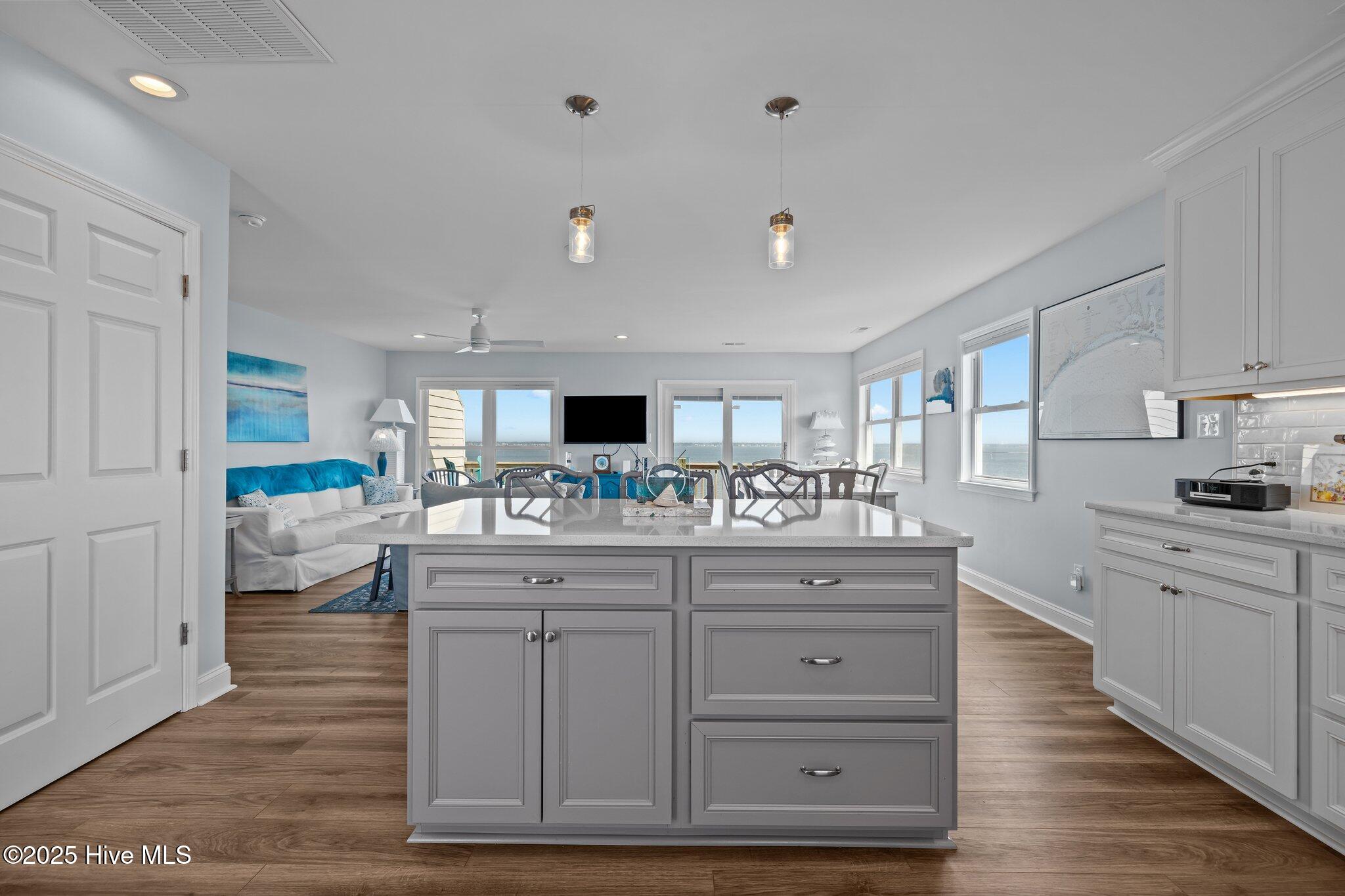 100563008 | Photo 23