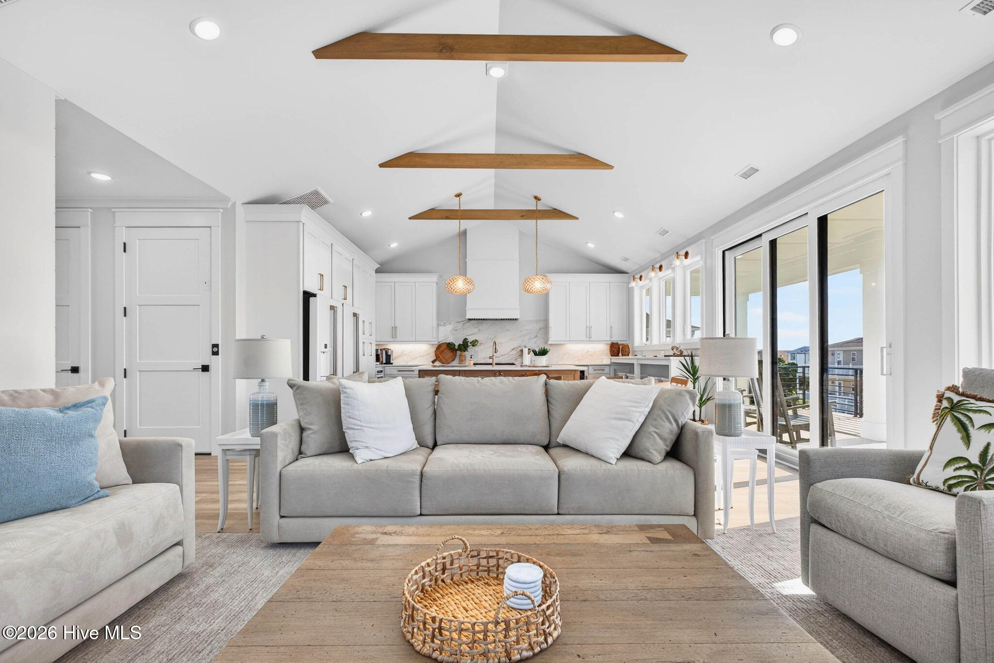 100570262 | Photo 12