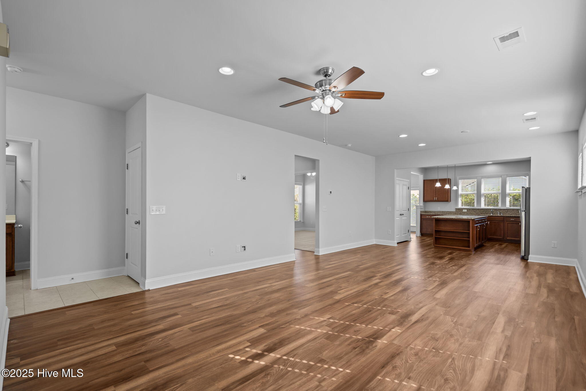 100565127 | Photo 18