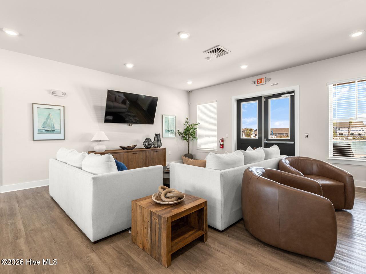 100570643 | Photo 19