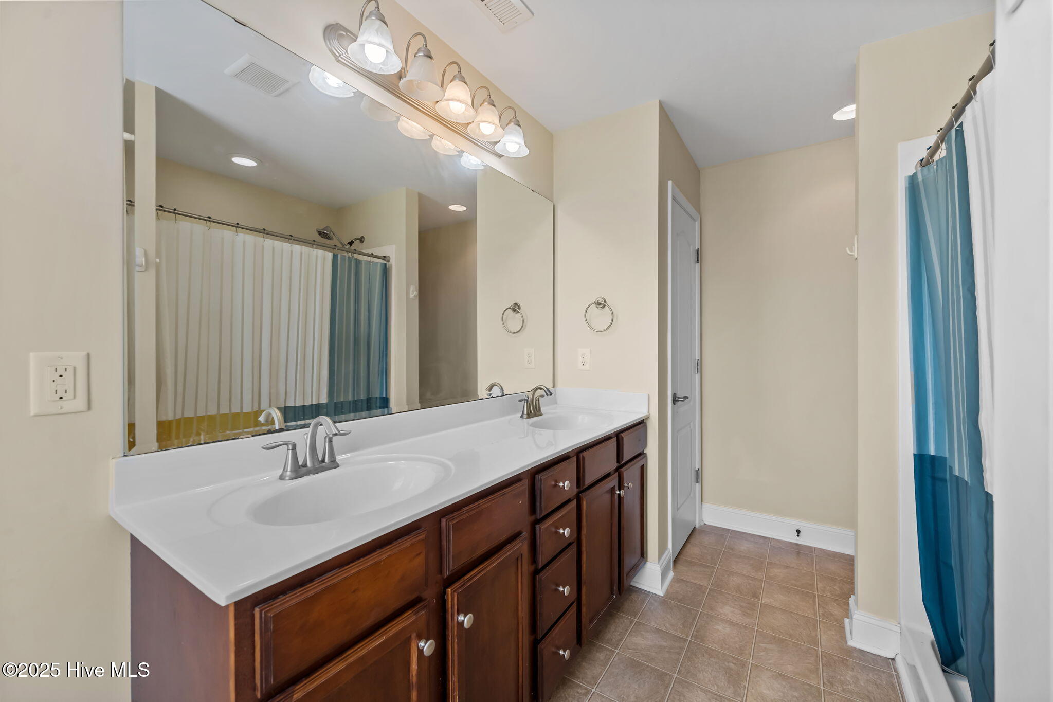 100540594 | Photo 15