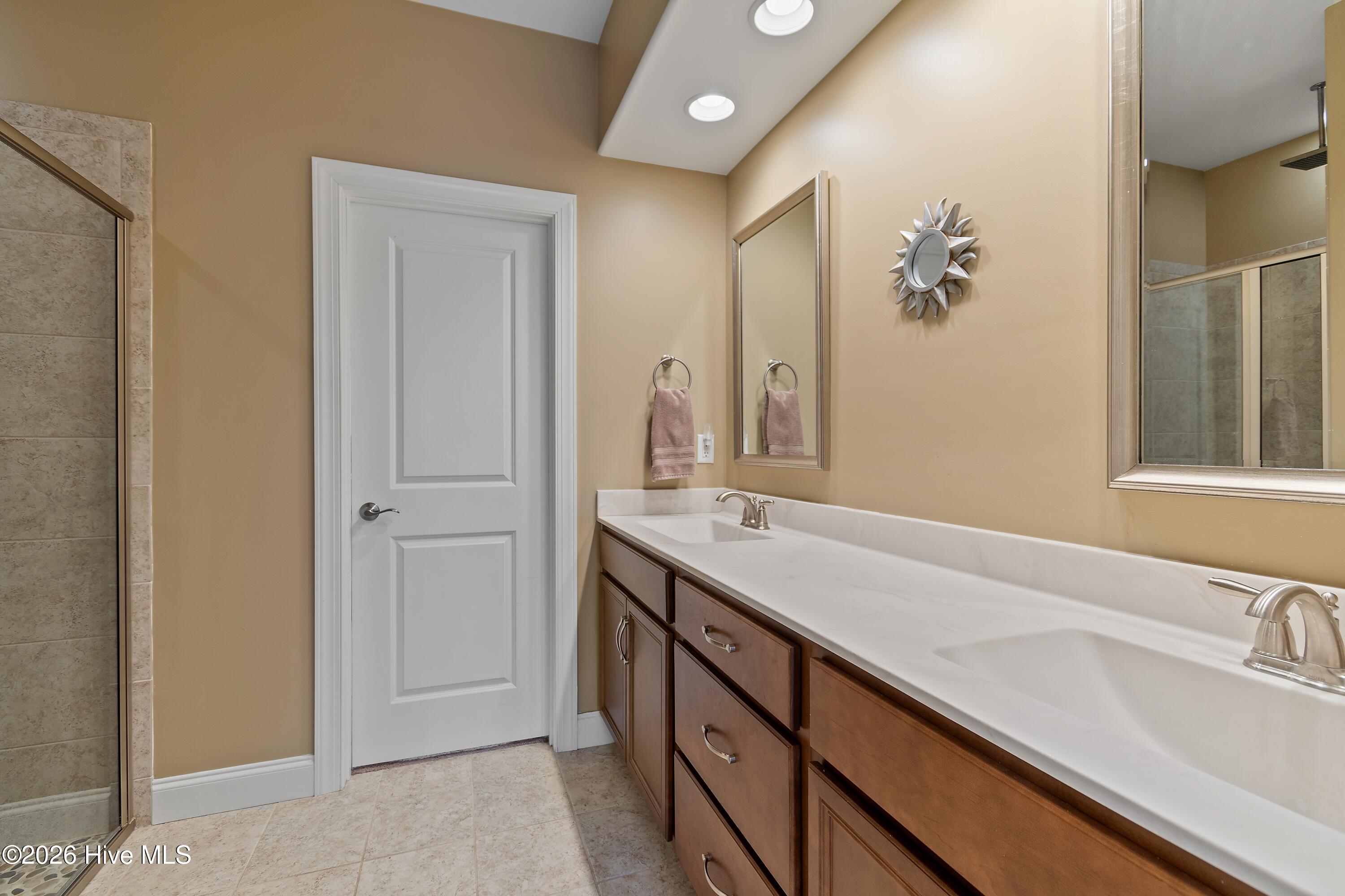 100558419 | Photo 35