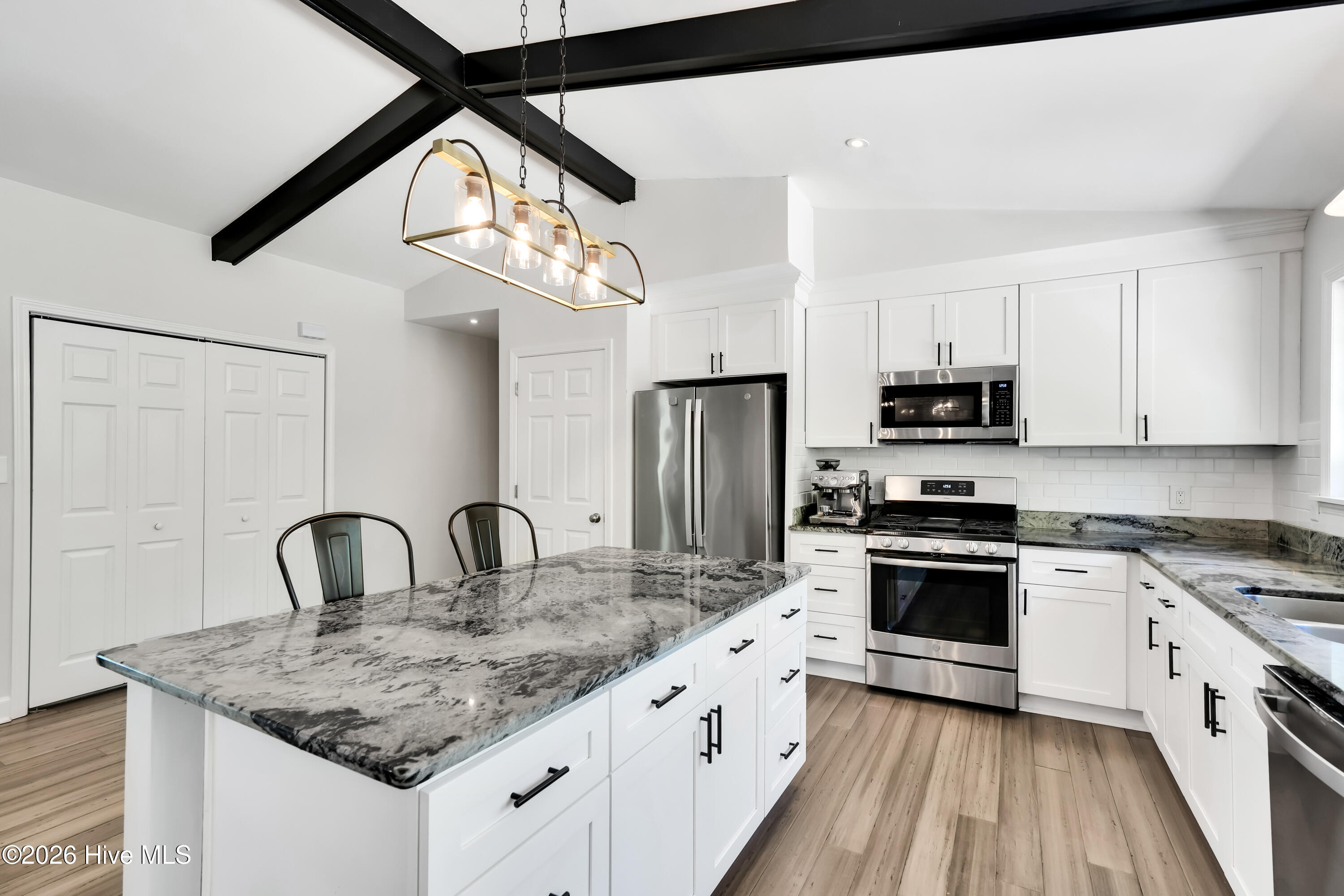 100567428 | Photo 14