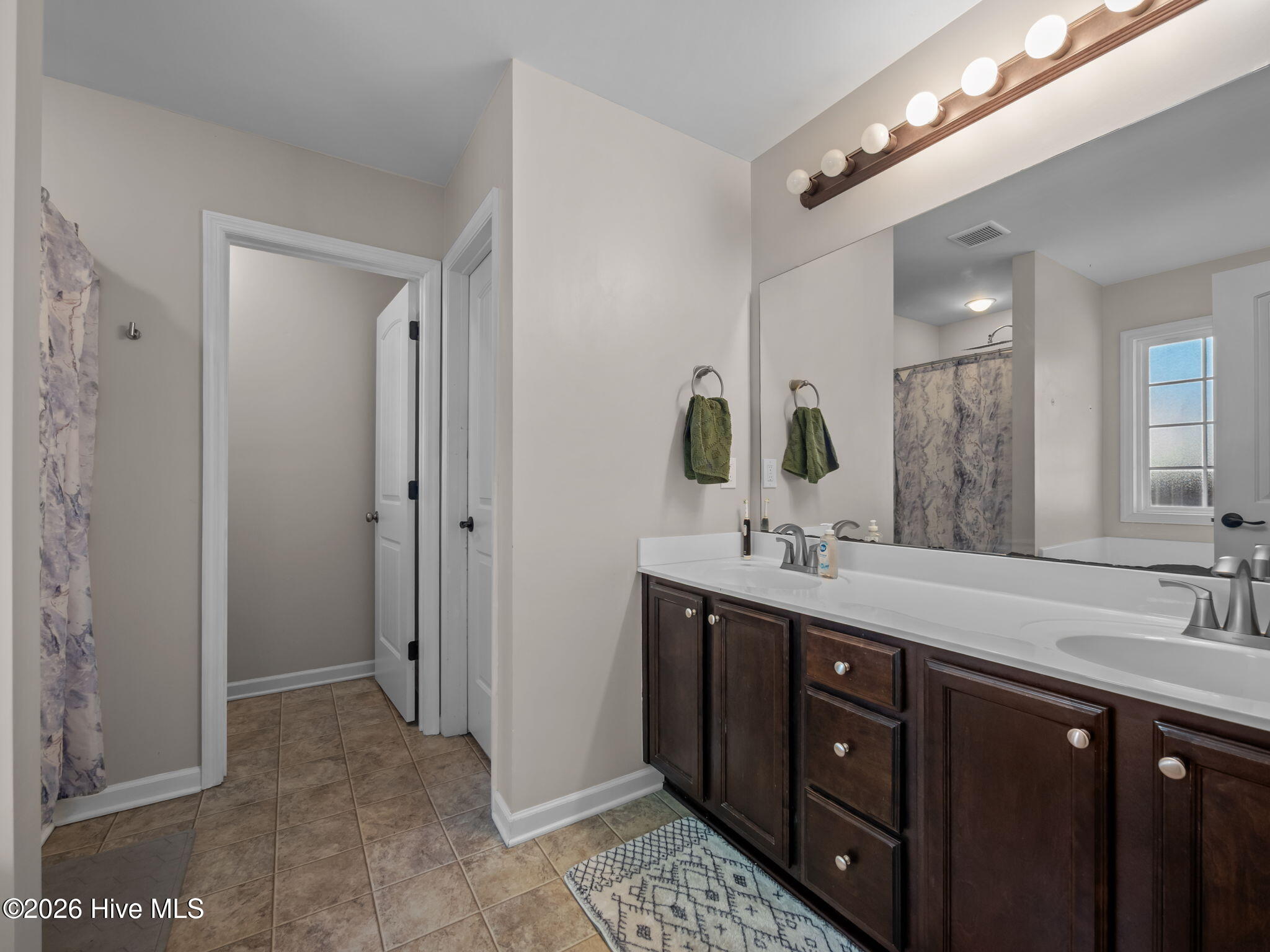 100549308 | Photo 19