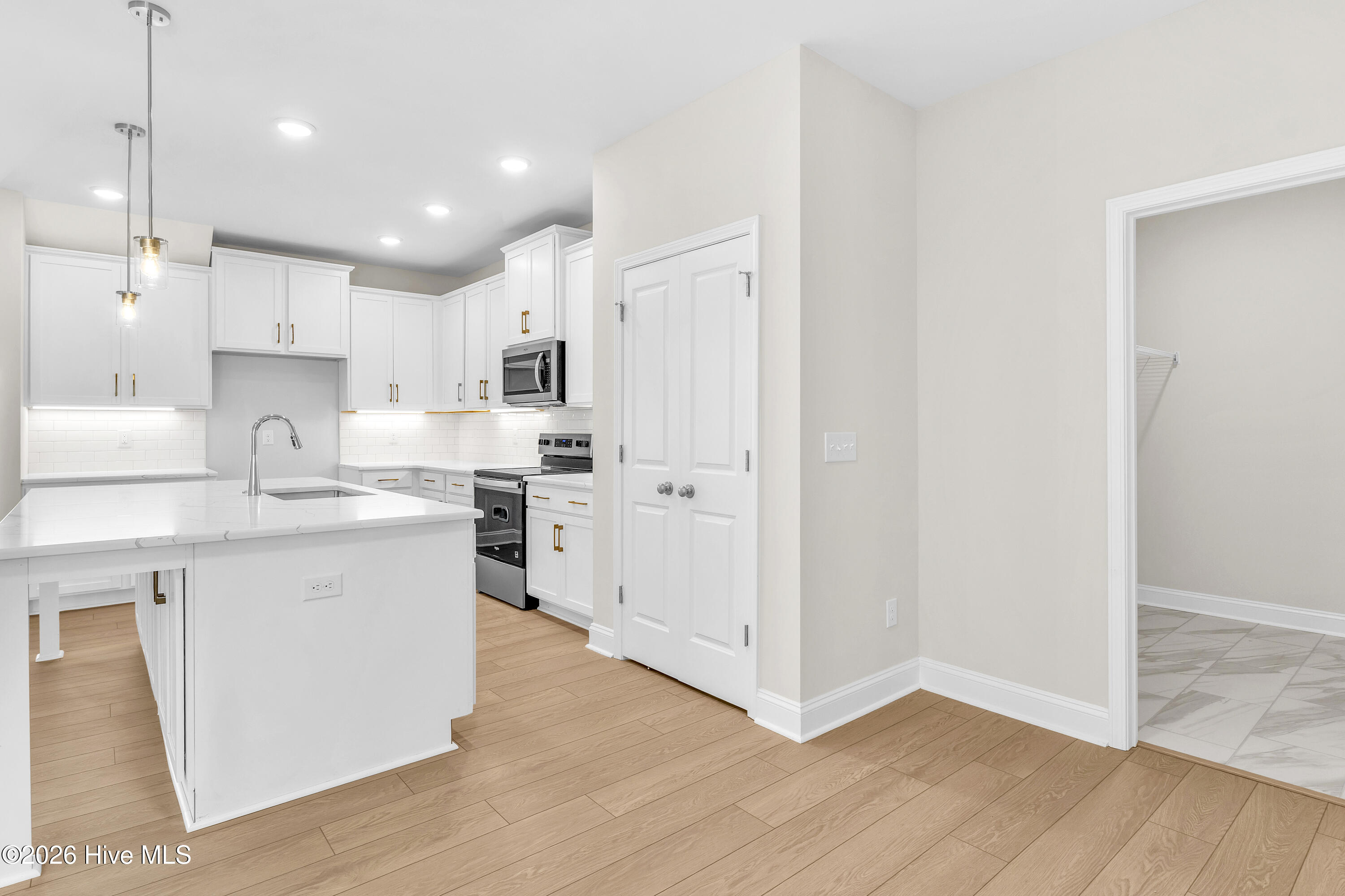 100563562 | Photo 12