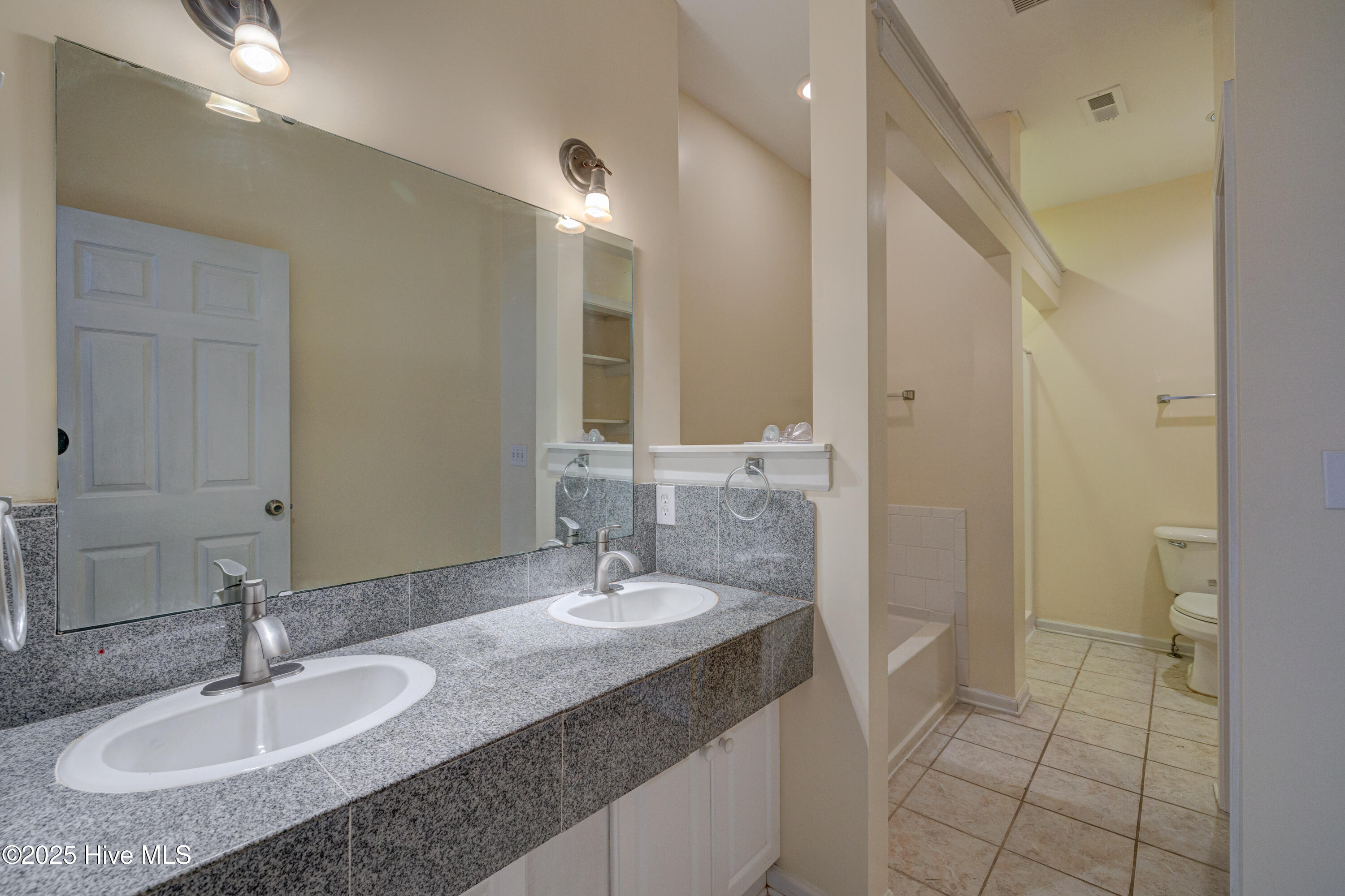 100567559 | Photo 23