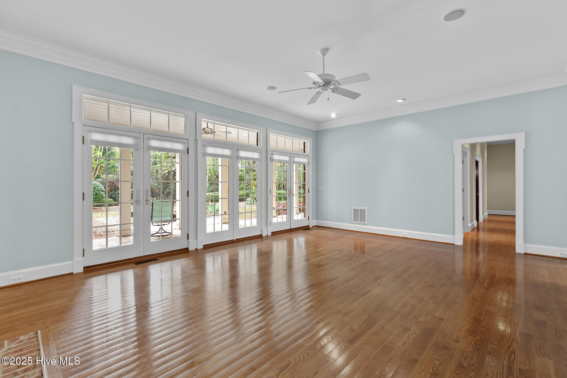 100545737 | Photo 32