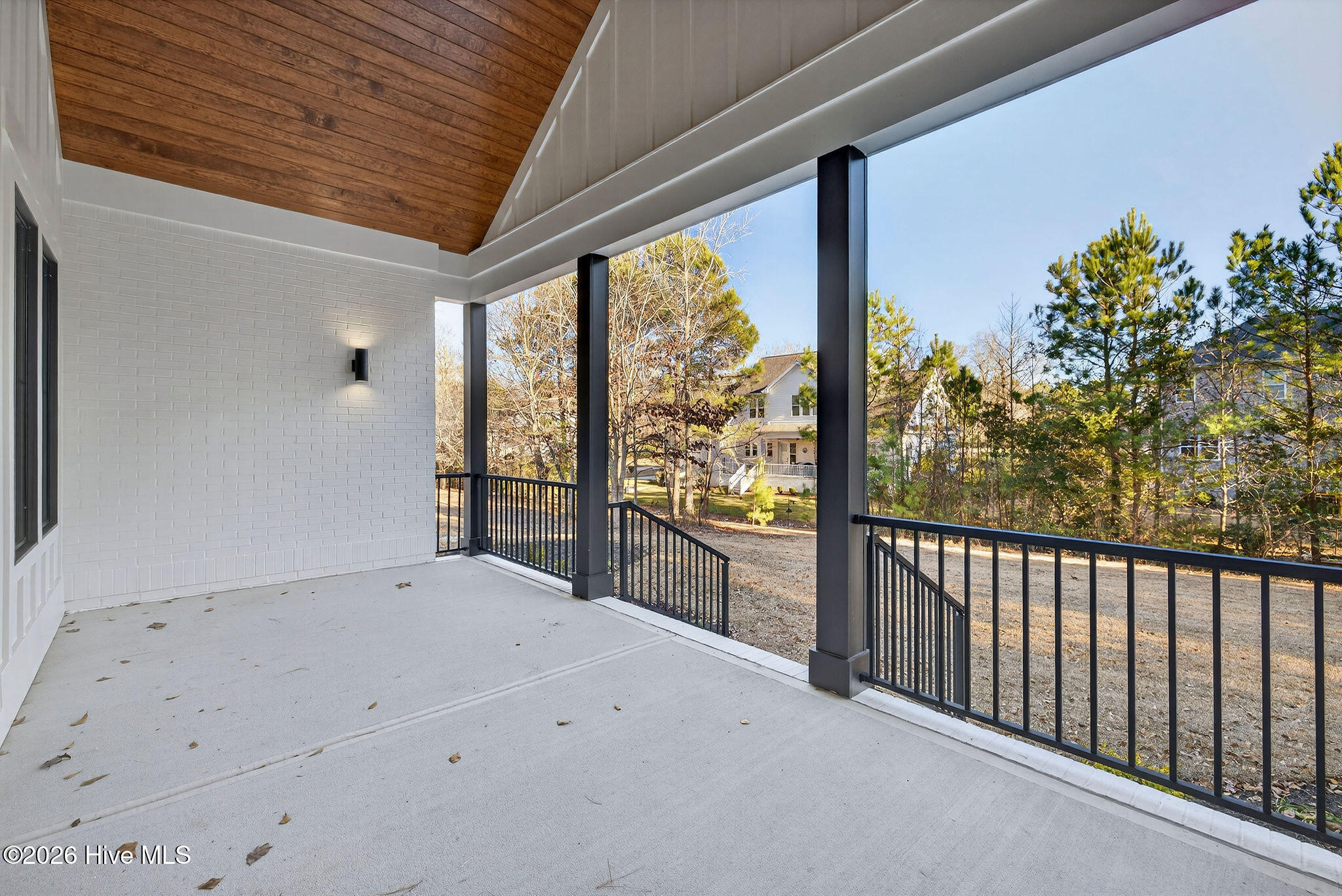 100548792 | Photo 32