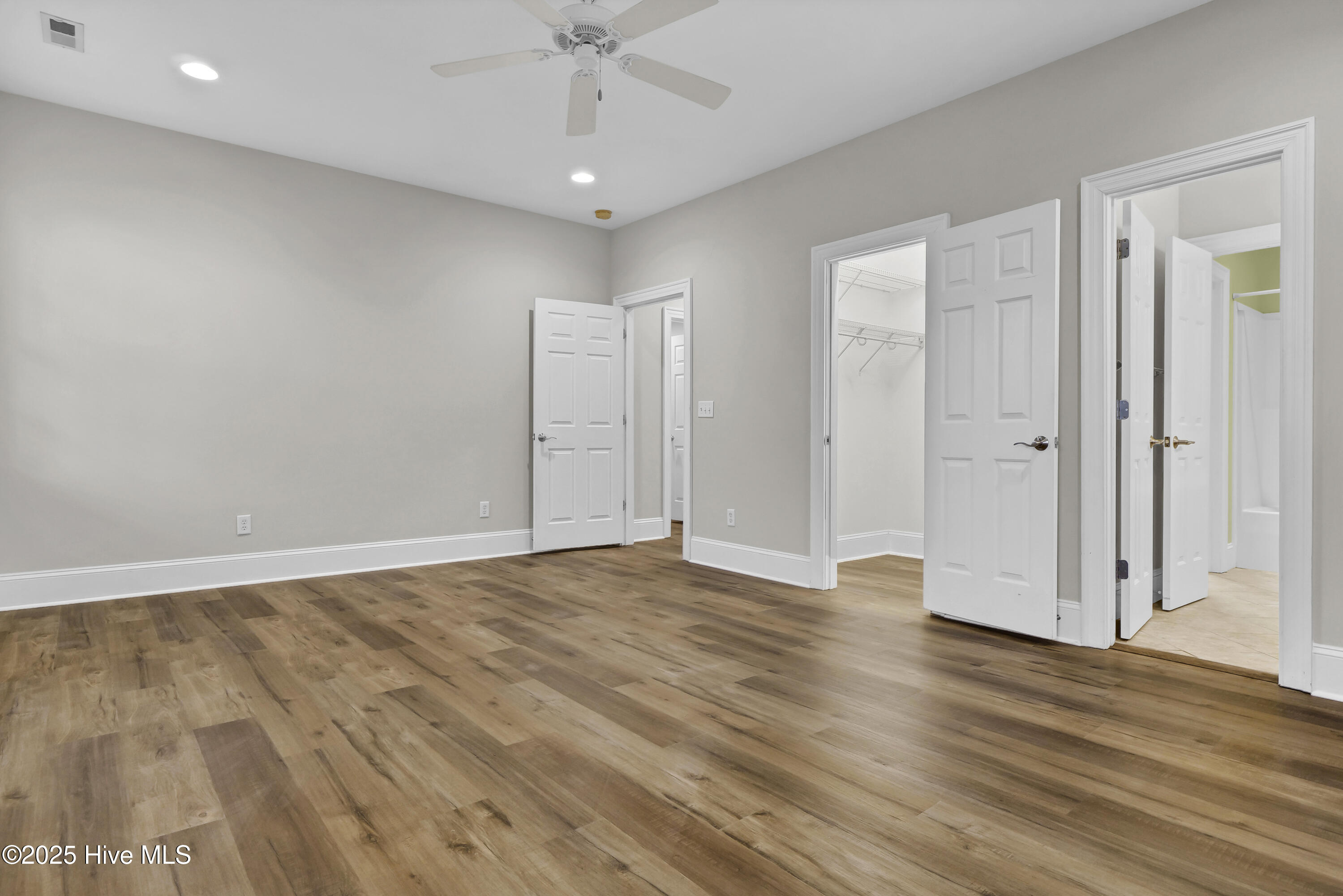 100518600 | Photo 43