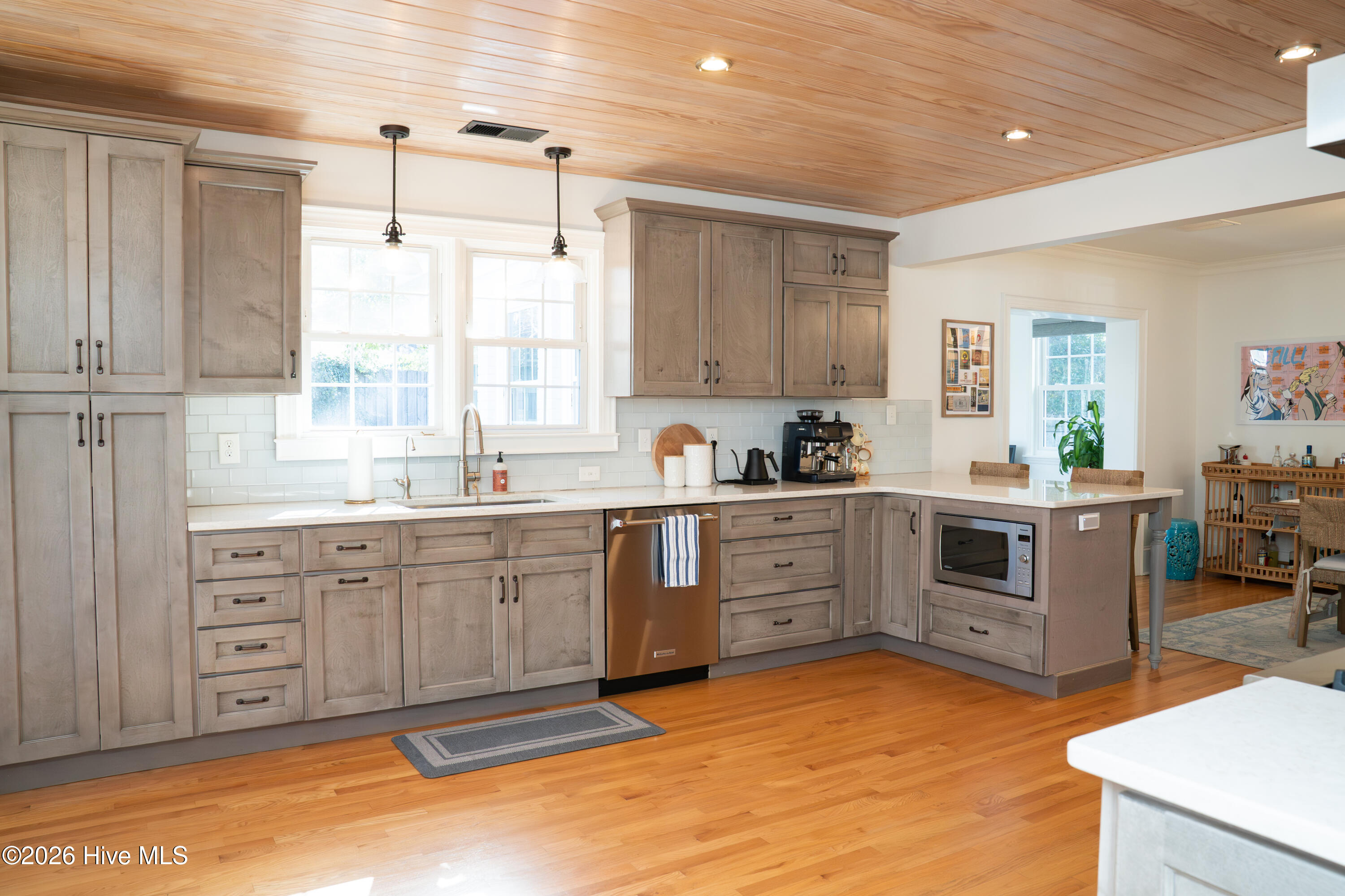 100558476 | Photo 22