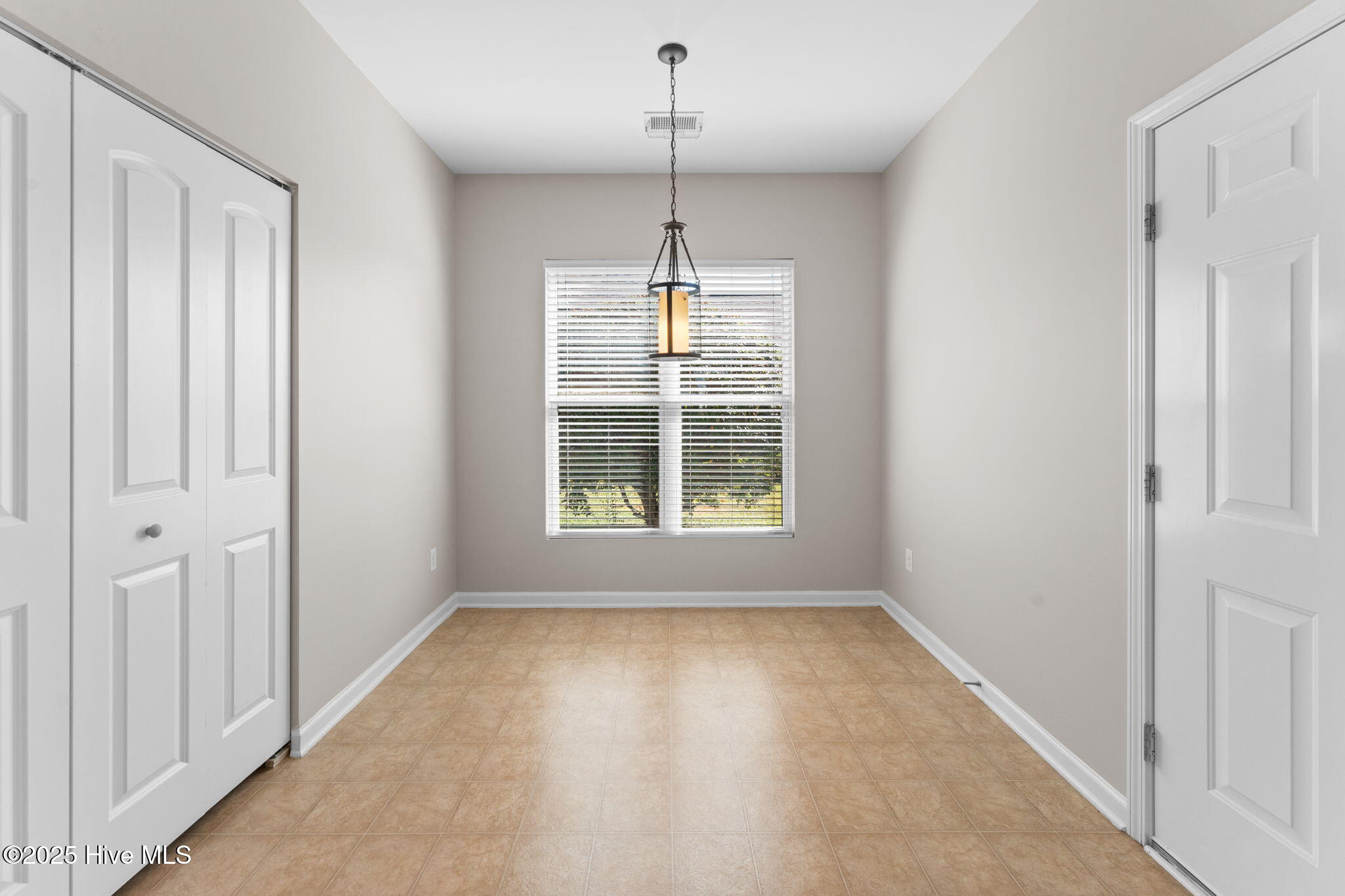 100520190 | Photo 23